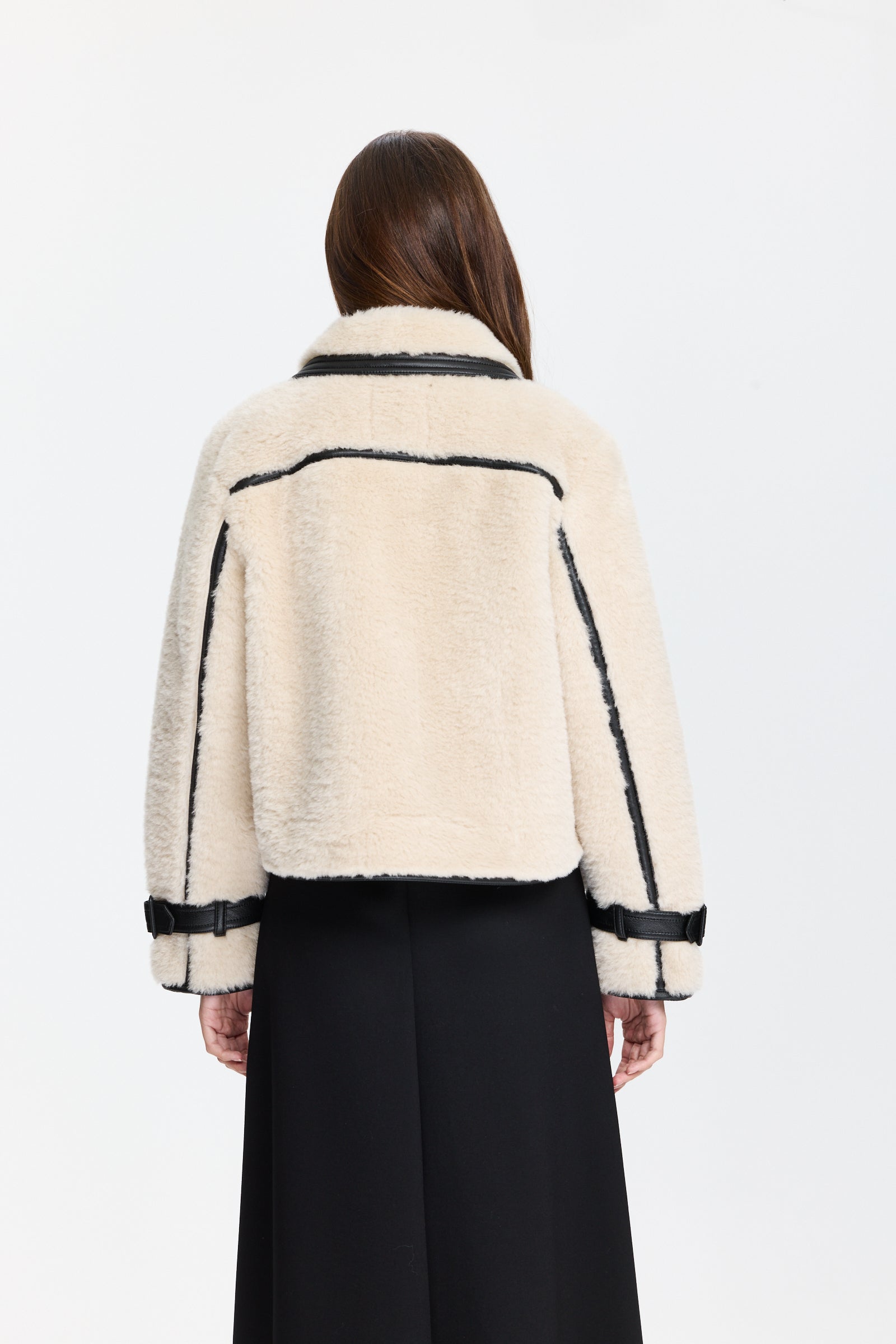 ז’קט פרווה מלאכותית רך עם צווארון קלאסי וריפוד דמוי עורשני כיסים צדדיים ורצועות דקורטיביות עם אבזם בשרווליםהרכב בד: 100% פוליאסטרהדוגמנית בגובה 1.79 ולובשת מידה 3 של מארק קיין 