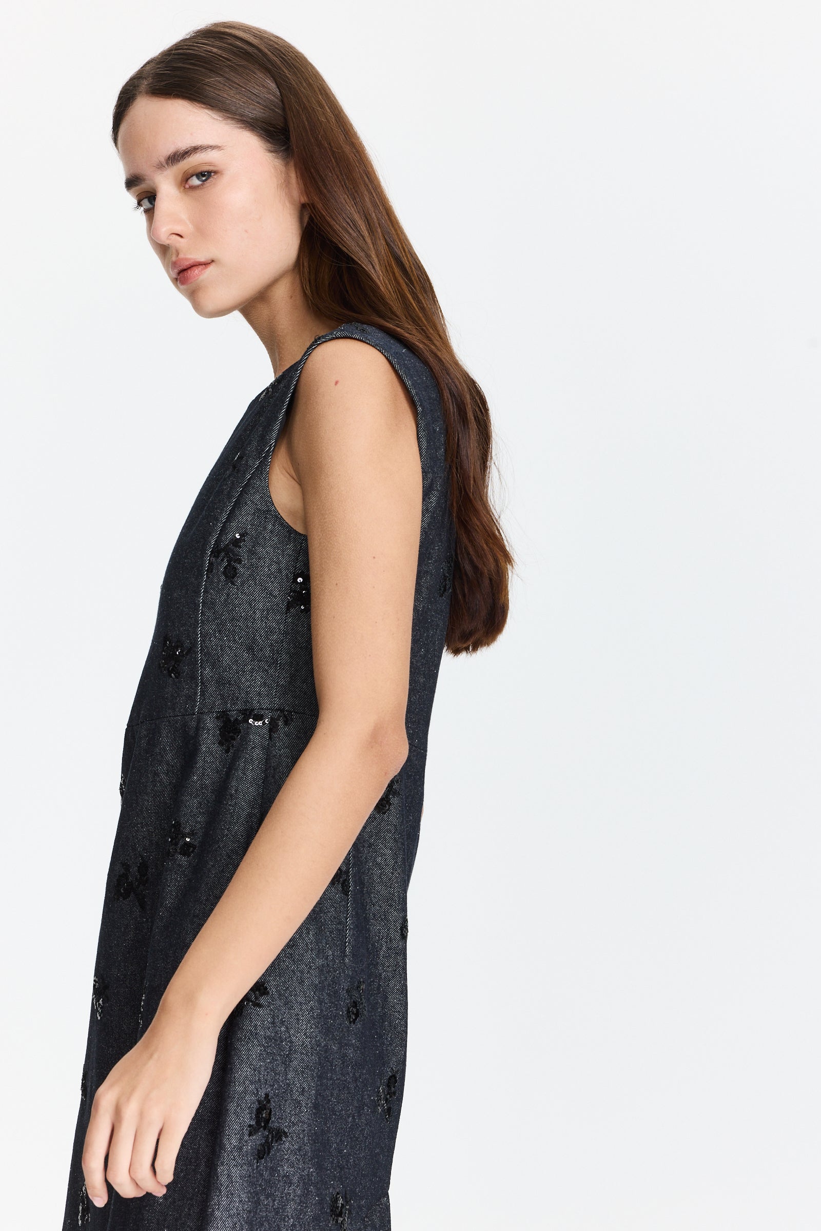 שמלת ג'ינס אלגנטית בגזרה מתרחבת, בצבע כחול כהה עם פאייטים עדינים בחזיתלשמלה חולצה תואמתהרכב: 57% ויסקוזה, 43% פוליאסטרהדוגמנית בגובה 1.75 ולובשת מידה 36 של Luisa Cerano