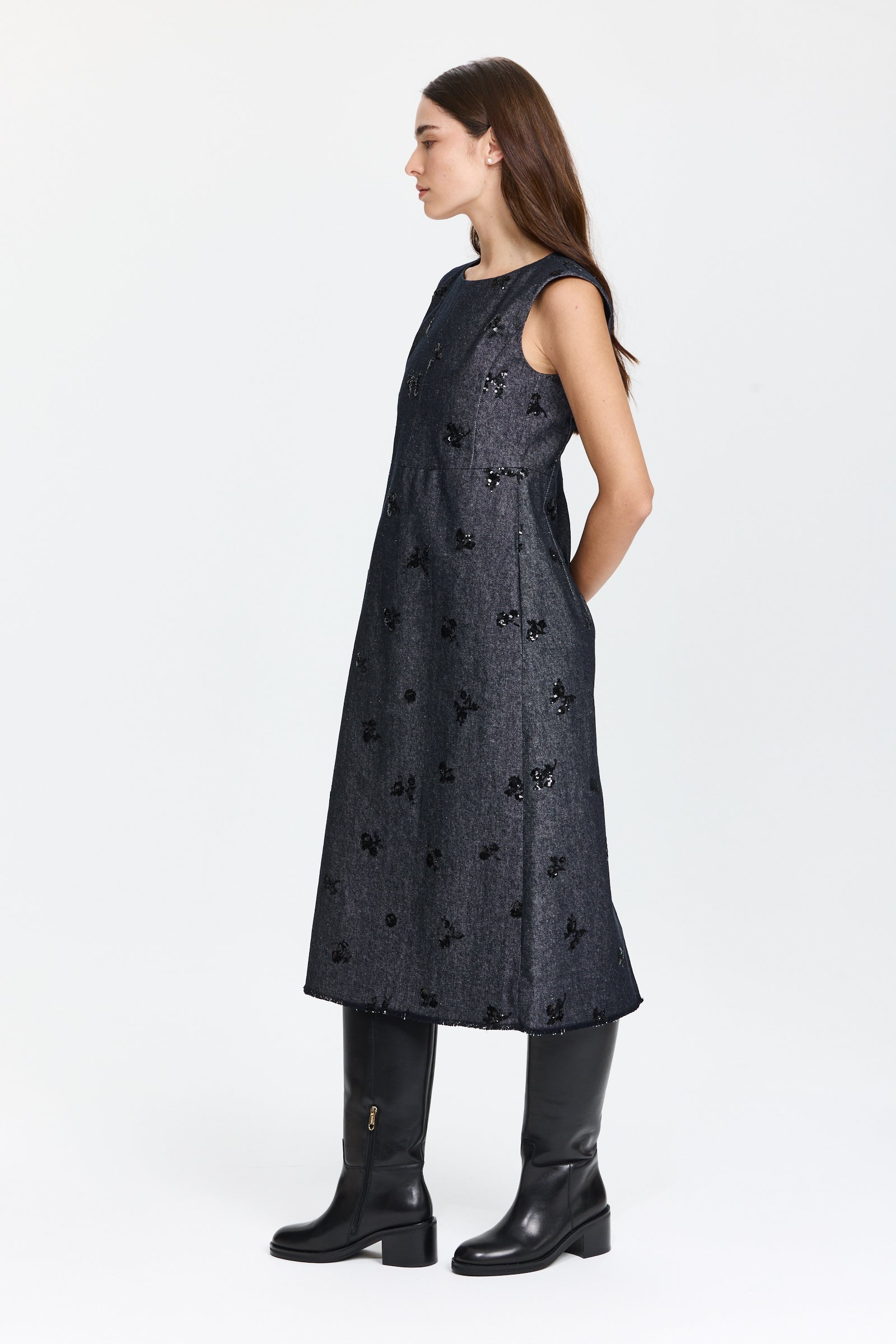 שמלת ג'ינס אלגנטית בגזרה מתרחבת, בצבע כחול כהה עם פאייטים עדינים בחזיתלשמלה חולצה תואמתהרכב: 57% ויסקוזה, 43% פוליאסטרהדוגמנית בגובה 1.75 ולובשת מידה 36 של Luisa Cerano