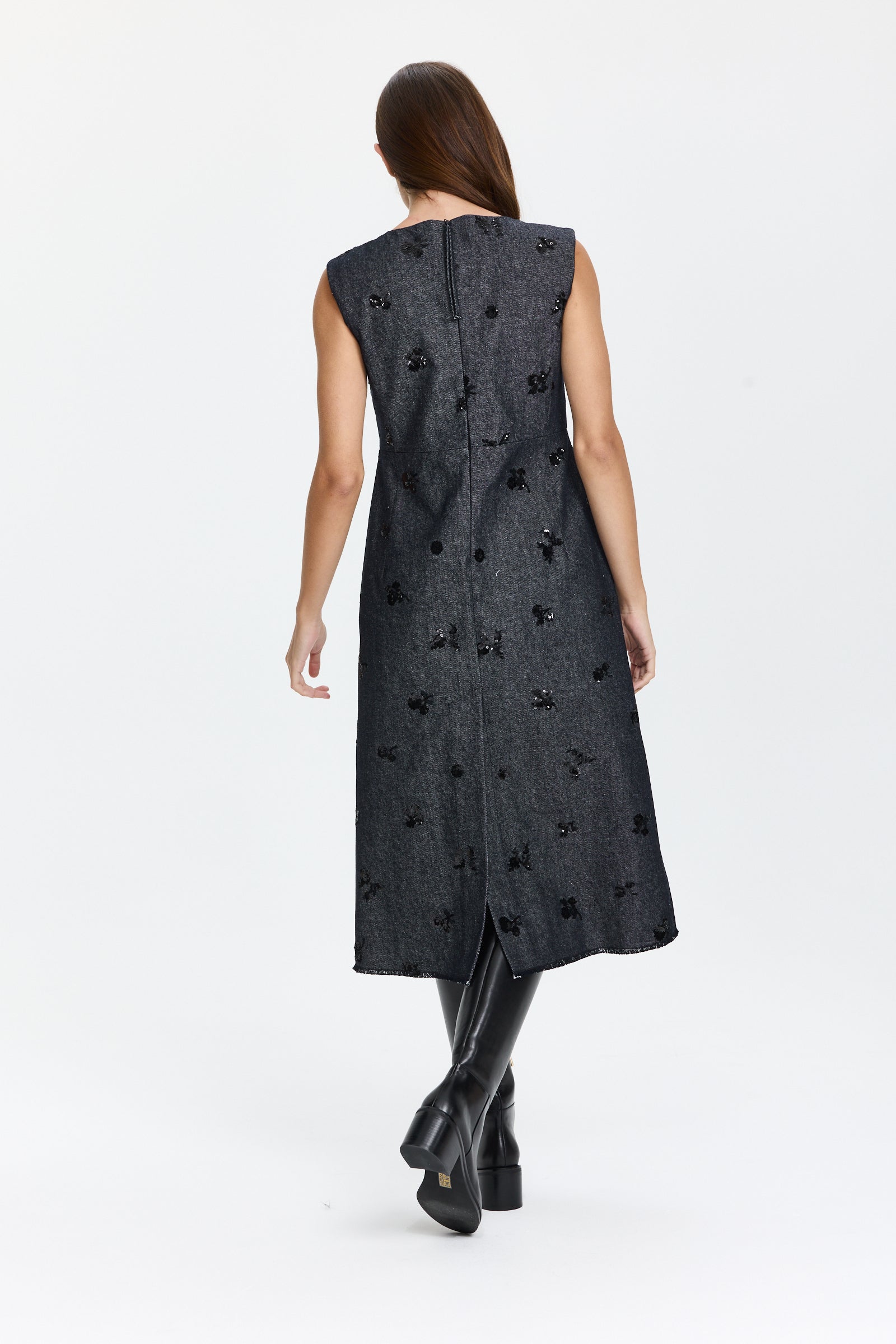 שמלת ג'ינס אלגנטית בגזרה מתרחבת, בצבע כחול כהה עם פאייטים עדינים בחזיתלשמלה חולצה תואמתהרכב: 57% ויסקוזה, 43% פוליאסטרהדוגמנית בגובה 1.75 ולובשת מידה 36 של Luisa Cerano