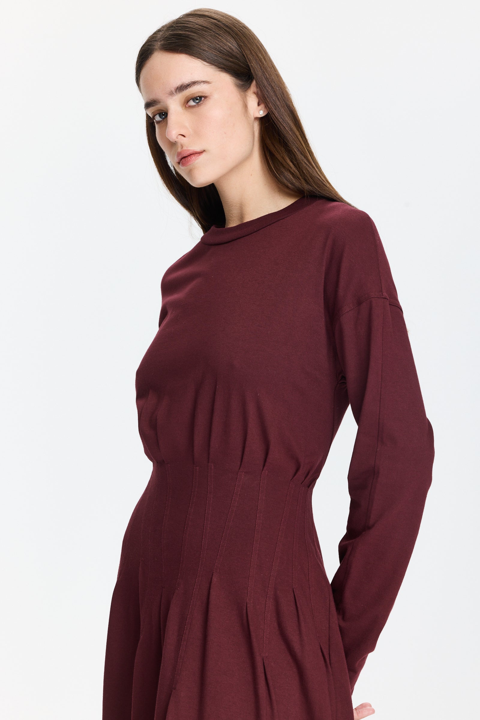 שמלה נעימה באורך מקסי ובגזרה מתרחבת עם כיווצים במותנייםהרכב בד: 100% כותנההדוגמנית בגובה 1.75 ולובשת מידה 42 של PLAN C