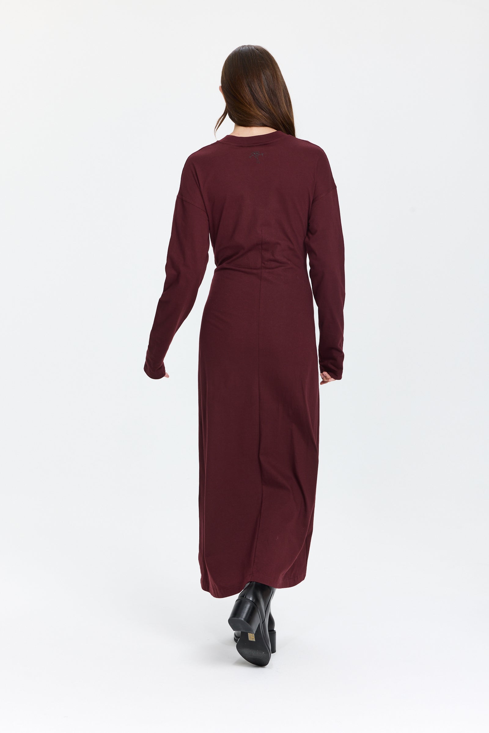 שמלה נעימה באורך מקסי ובגזרה מתרחבת עם כיווצים במותנייםהרכב בד: 100% כותנההדוגמנית בגובה 1.75 ולובשת מידה 42 של PLAN C