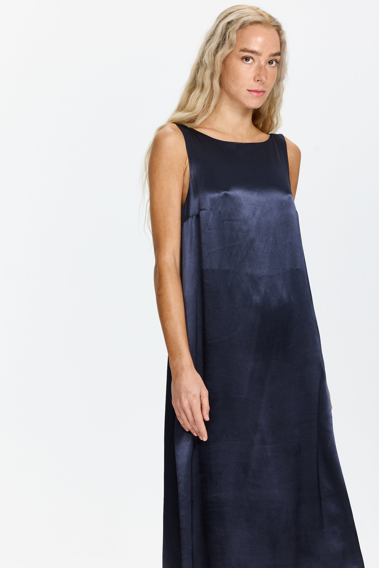 שמלת ערב נעימה בגזרה רחבה עם כיסים צדיים, עם פס כסוף בגבהרכב: 100% ויסקוזההדוגמנית בגובה 1.75 ולובשת מידה 42 של PESERICO