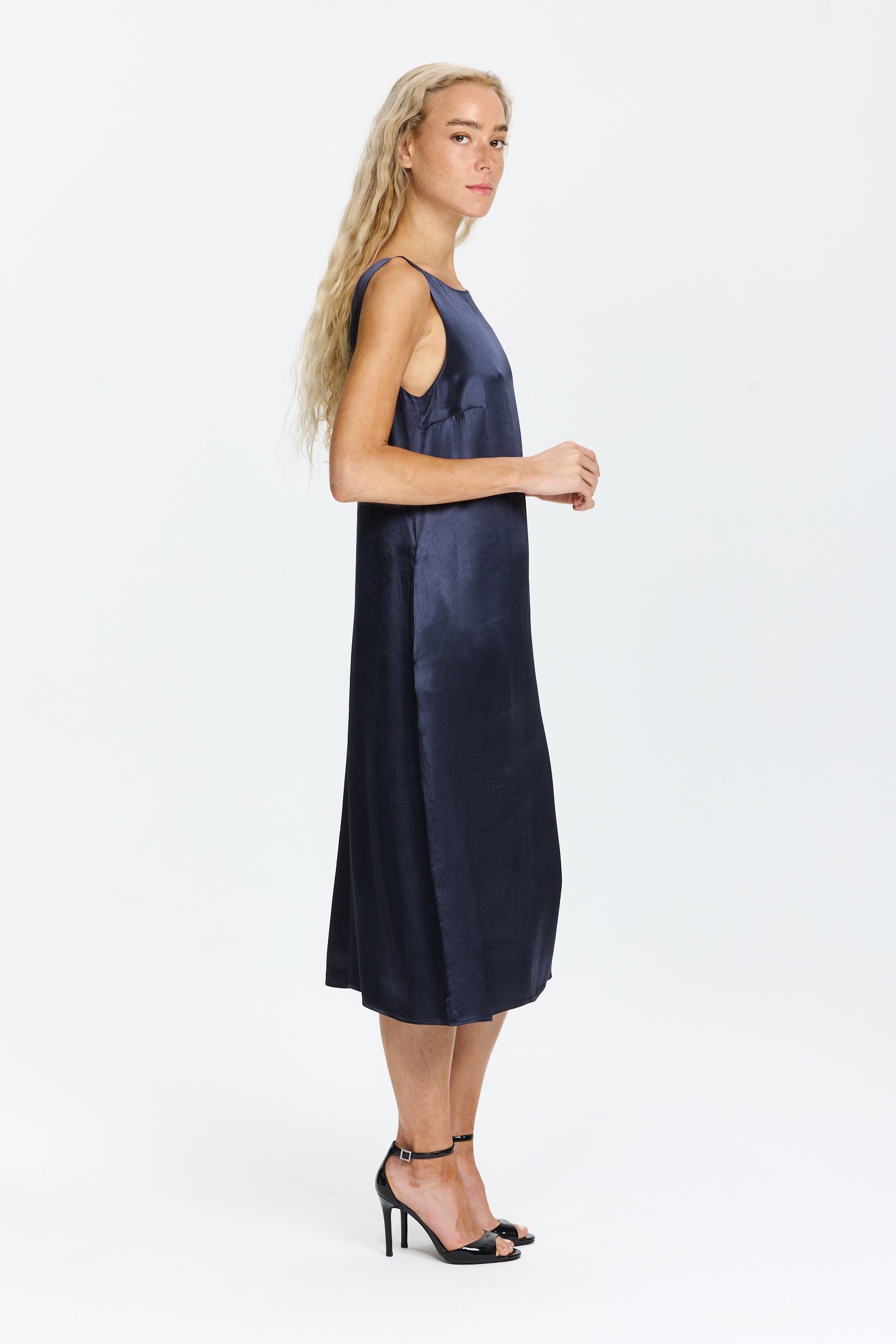 שמלת ערב נעימה בגזרה רחבה עם כיסים צדיים, עם פס כסוף בגבהרכב: 100% ויסקוזההדוגמנית בגובה 1.75 ולובשת מידה 42 של PESERICO