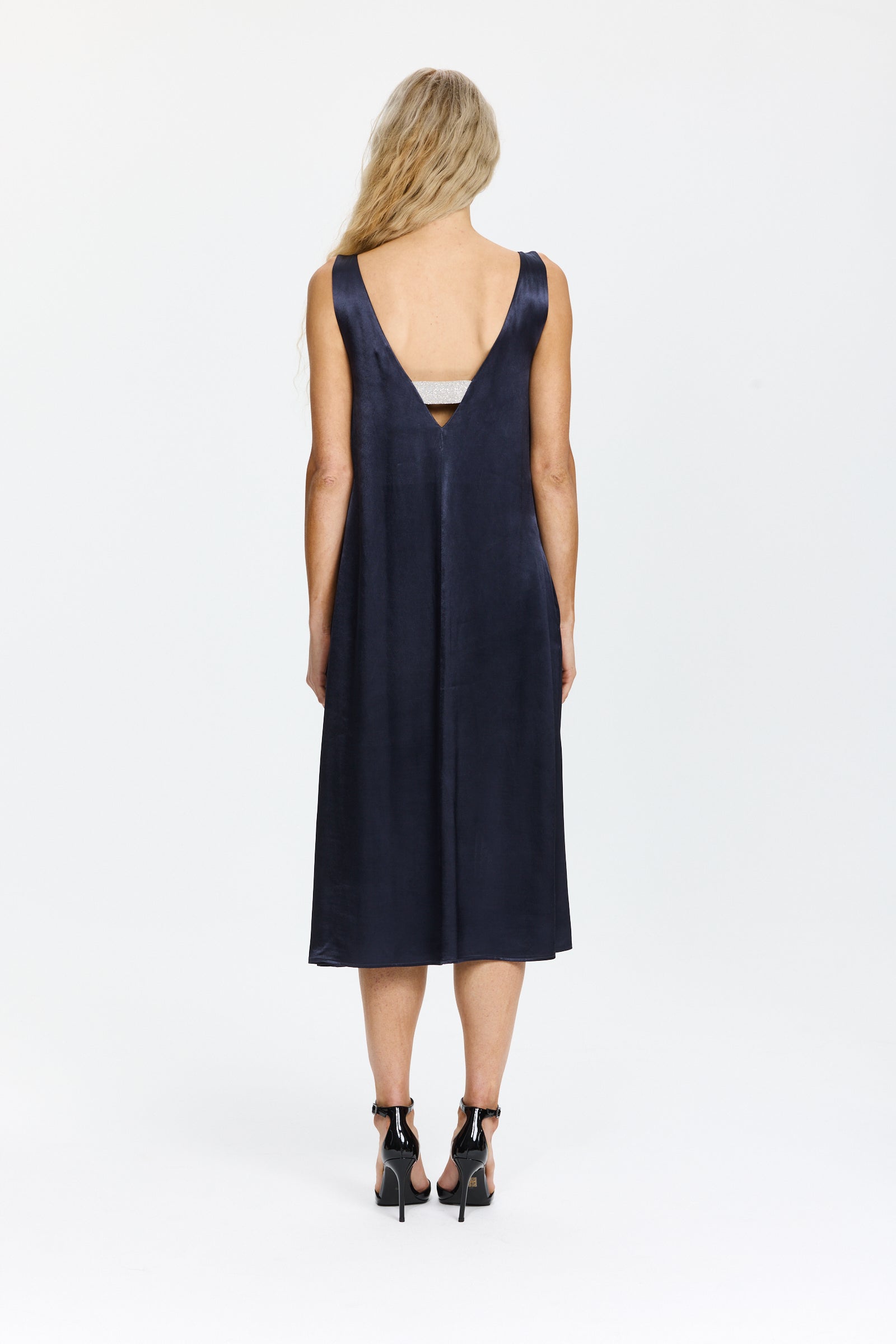 שמלת ערב נעימה בגזרה רחבה עם כיסים צדיים, עם פס כסוף בגבהרכב: 100% ויסקוזההדוגמנית בגובה 1.75 ולובשת מידה 42 של PESERICO