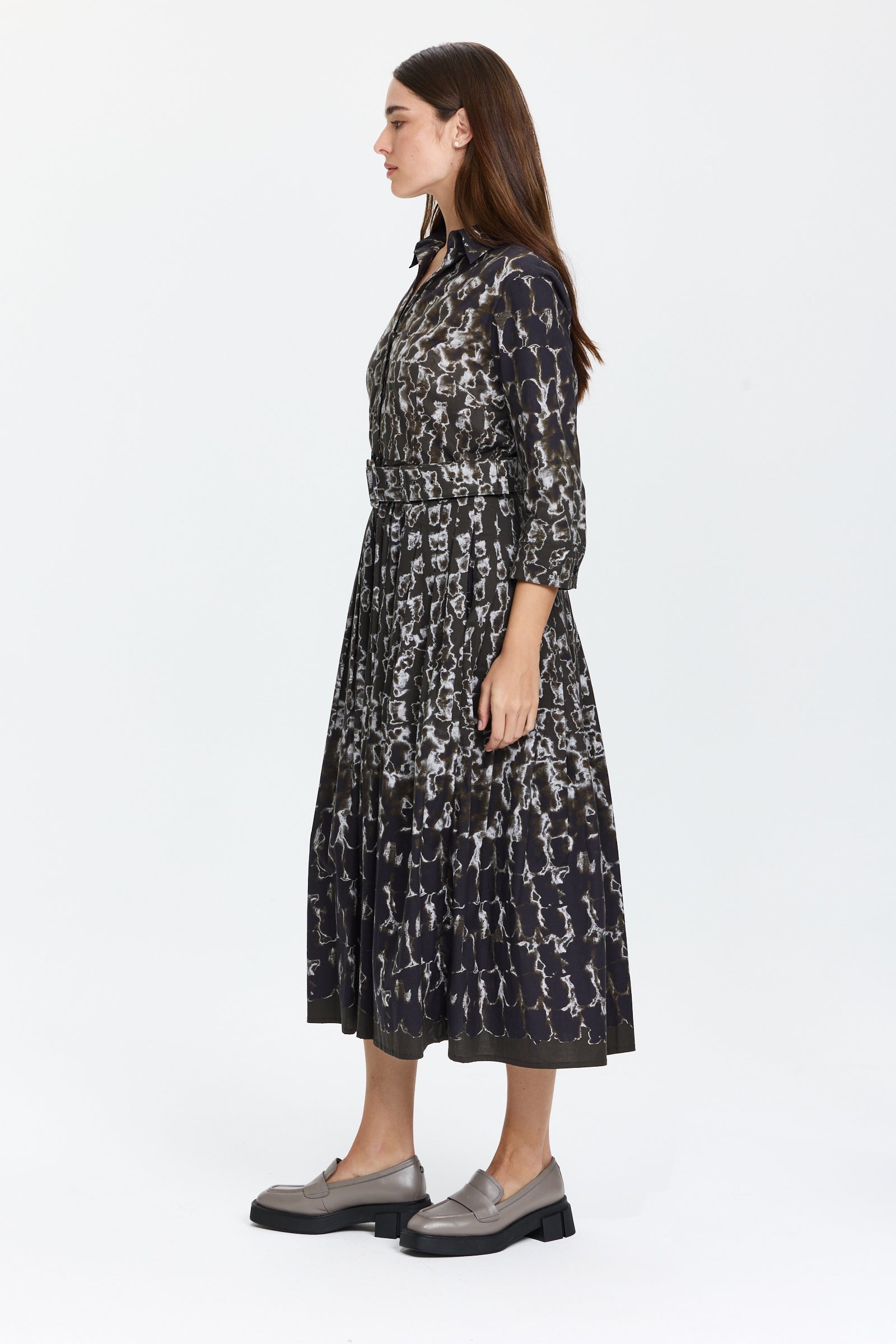 שמלת מידי מכופתרת בגזרה מתרחבת, עם כיסים צדדיים, בשילוב חגורה תואמתהרכב הבד: 100% צמרהדוגמנית בגובה 1.75 ולובשת מידה 6 של Samantha Sung