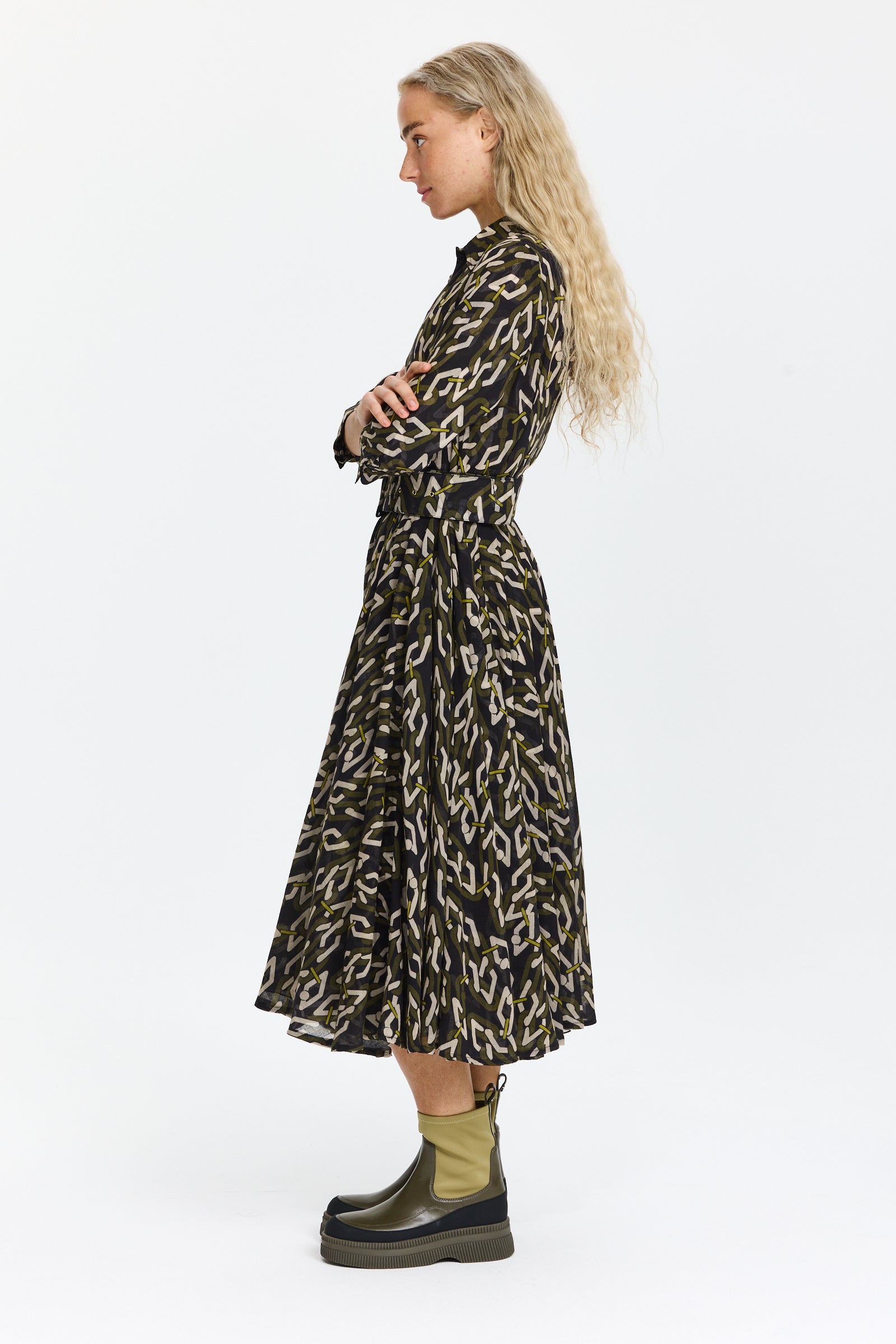 שמלת מידי מכופתרת בגזרה מתרחבת, עם כיסים צדדיים ובשילוב חגורה תואמתהרכב הבד: 100% צמרהדוגמנית בגובה 1.75 ולובשת מידה 6 של Samantha Sung