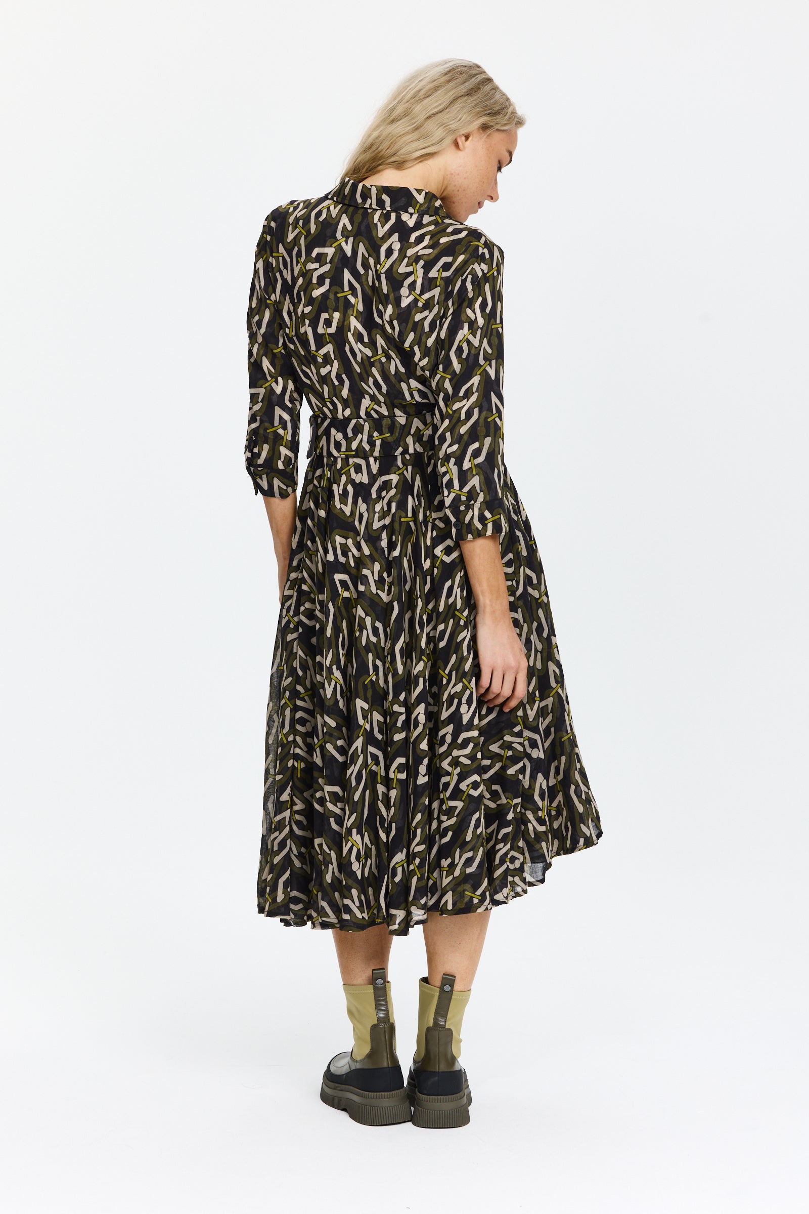 שמלת מידי מכופתרת בגזרה מתרחבת, עם כיסים צדדיים ובשילוב חגורה תואמתהרכב הבד: 100% צמרהדוגמנית בגובה 1.75 ולובשת מידה 6 של Samantha Sung