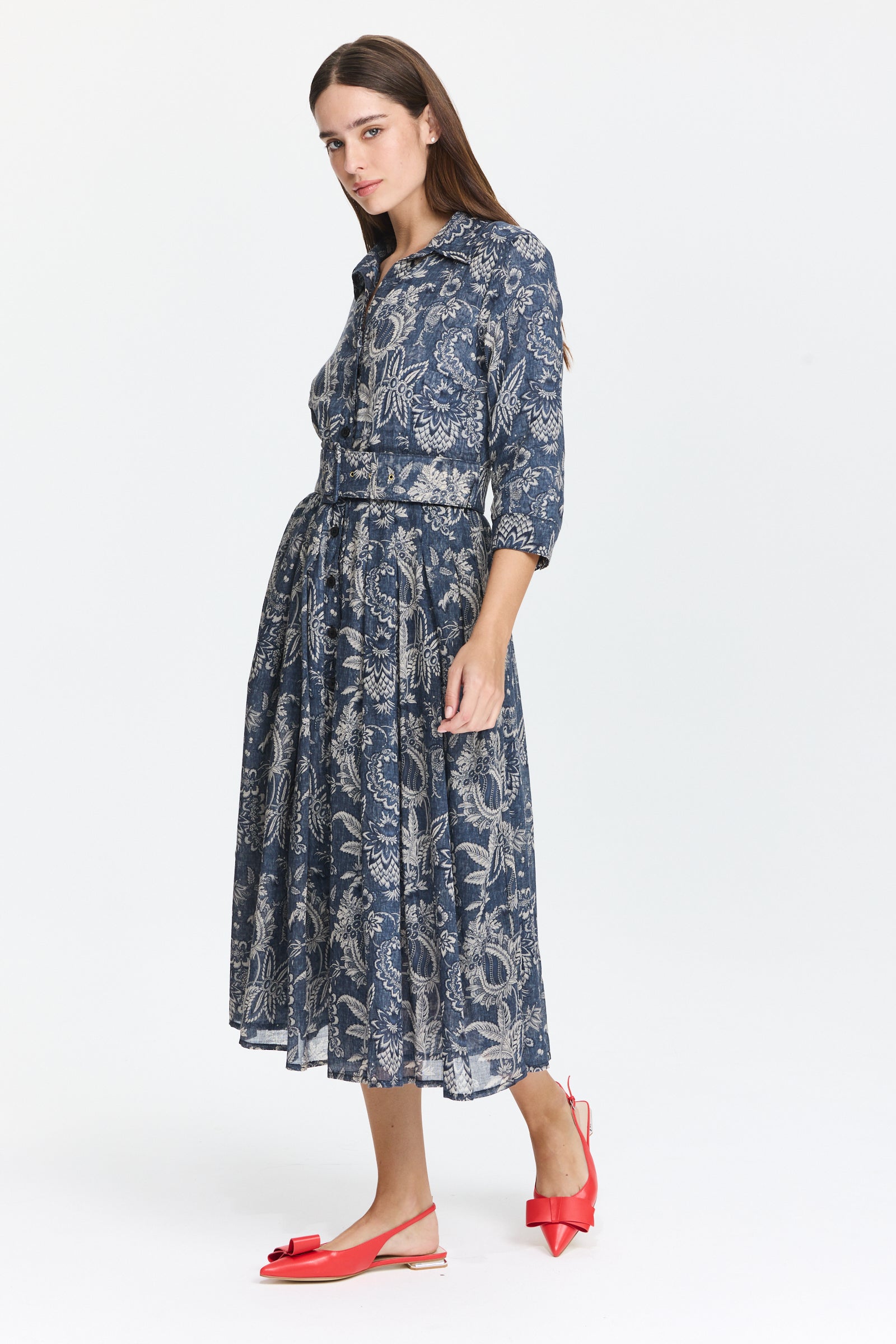 שמלת מידי מכופתרת בגזרה מתרחבת, בשילוב חגורה תואמתהרכב הבד: 100% צמרהדוגמנית בגובה 1.75 ולובשת מידה 6 של Samantha Sung