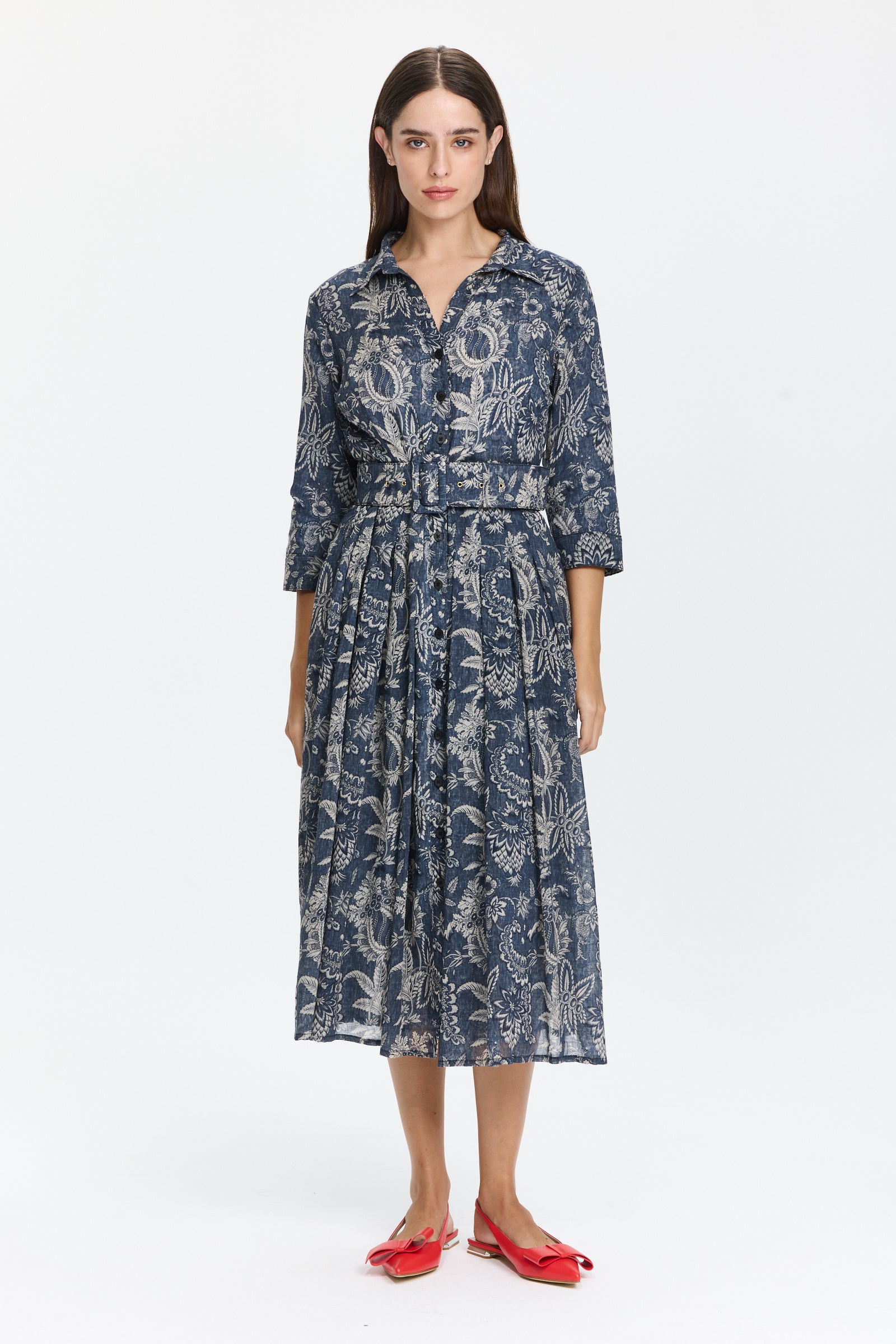 שמלת מידי מכופתרת בגזרה מתרחבת, בשילוב חגורה תואמתהרכב הבד: 100% צמרהדוגמנית בגובה 1.75 ולובשת מידה 6 של Samantha Sung