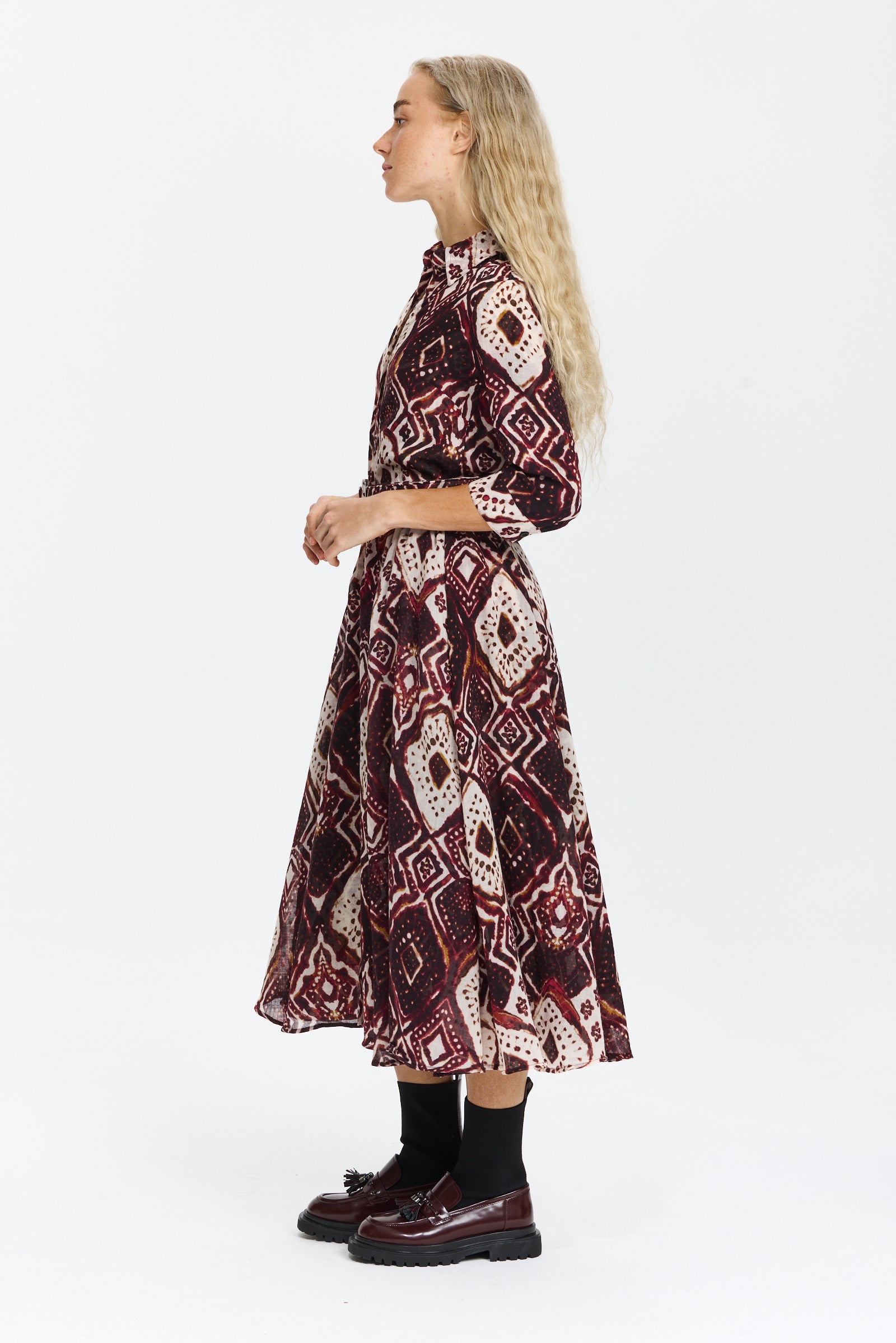 שמלת מידי מכופתרת בגזרה מתרחבת, עם כיסים צדדיים ובשילוב חגורה תואמתהרכב הבד: 100% צמרהדוגמנית בגובה 1.75 ולובשת מידה 6 של Samantha Sung