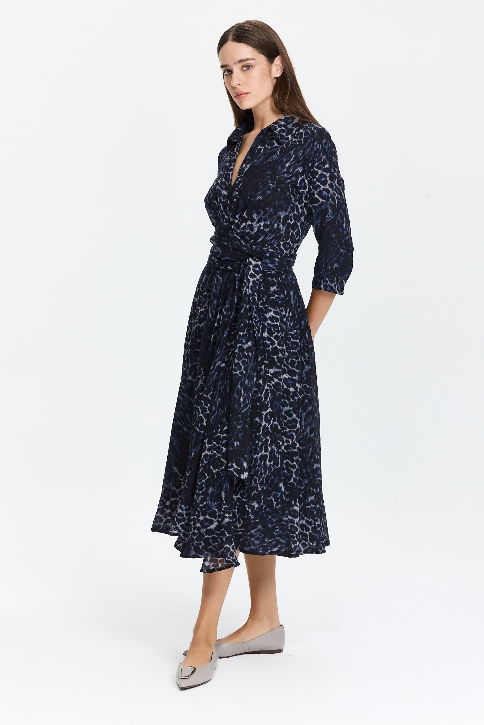 שמלת מידי מכופתרת בגזרה מעטפת, עם קשירה קדמיתהרכב הבד: 100% צמרהדוגמנית בגובה 1.75 ולובשת מידה 6 של Samantha Sung