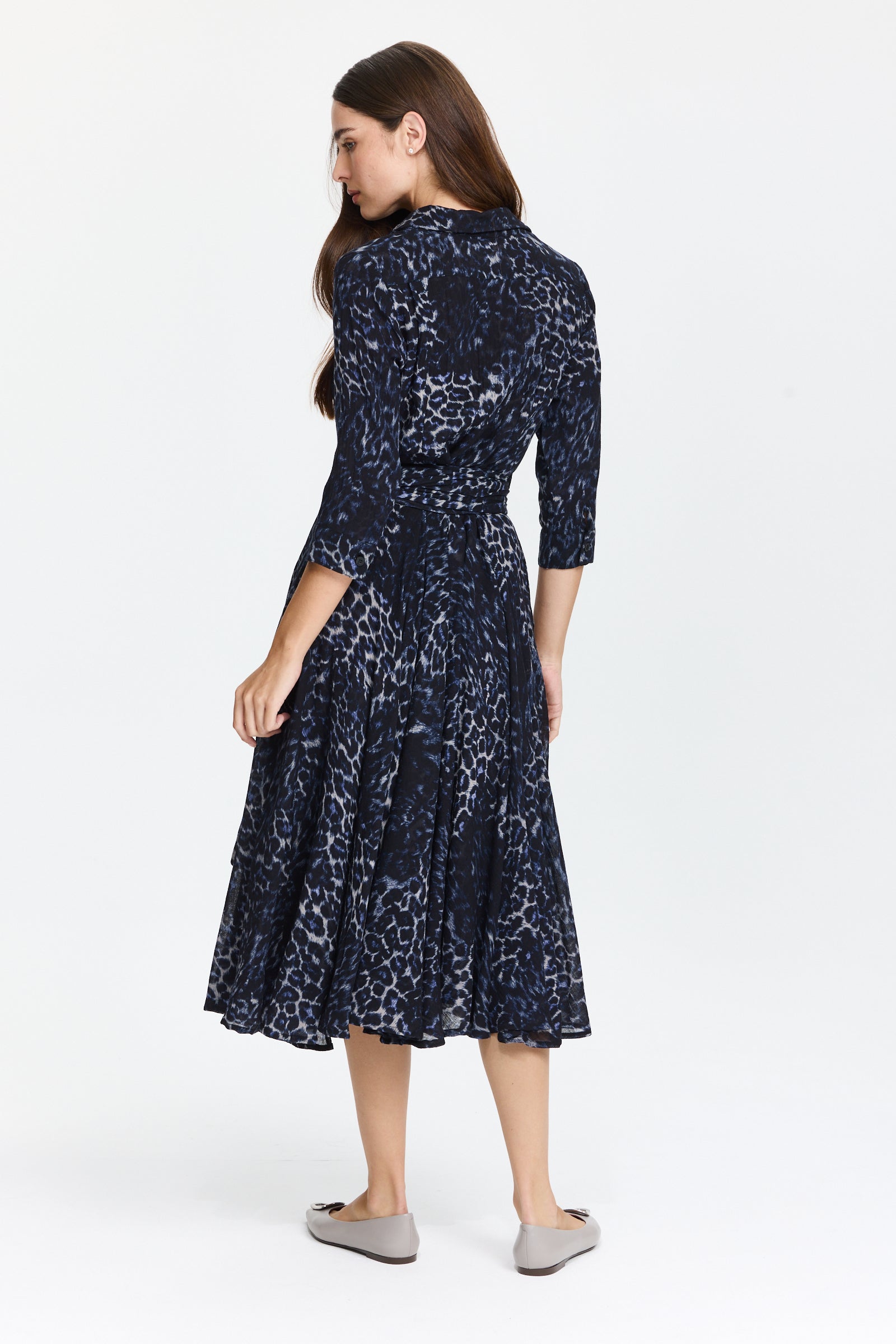 שמלת מידי מכופתרת בגזרה מעטפת, עם קשירה קדמיתהרכב הבד: 100% צמרהדוגמנית בגובה 1.75 ולובשת מידה 6 של Samantha Sung