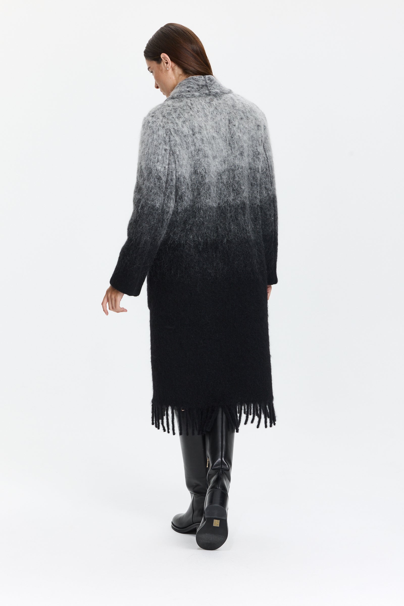 מעיל בגוון אפור-שחור, עם גימור פרנזים ייחודיגזרה רחבה ונינוחה עם שרוולים נפולים וכיסים צדדיים, סוגר בלחצני סנאפ נסתרים.מושלם ללוק חורפי במראה בוהוהרכב: 28% מוהיר, 28% צמר אלפקה, 24% תערובת צמר, 20% פוליאמידהדוגמנית בגובה 1.79 ולובשת מידה 3 של מארק קיין 