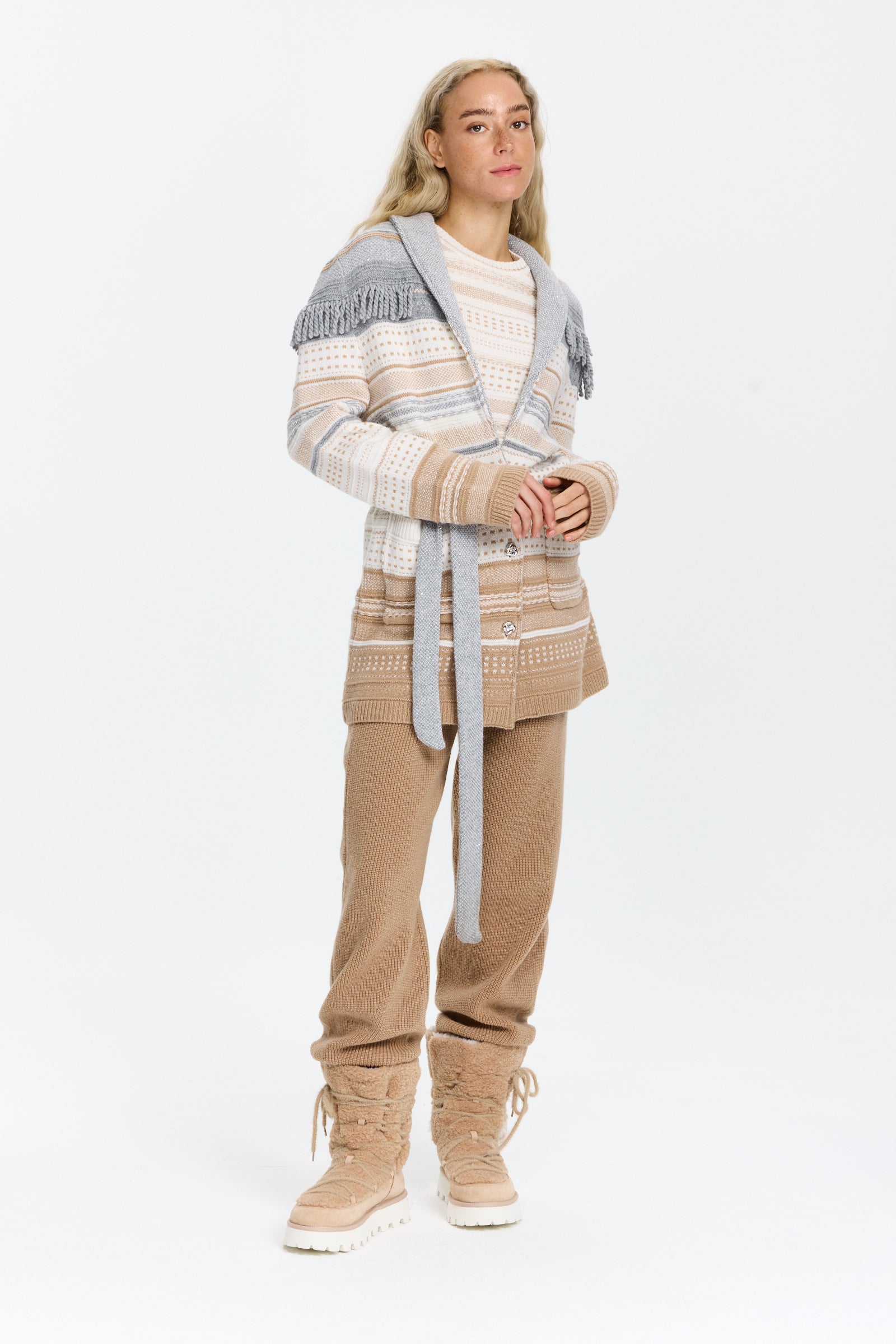 מכנסיים סרוגים בגזרה נינוחה עם מותן אלסטי ורגליים צרות מעט בקצהעשויים בד רך ונעים בגוון חום בהירהרכב בד: 50% צמר טהור, 42% קשמיר, 8% משיהדוגמנית בגובה 1.79 ולובשת מידה 3 של מארק קיין