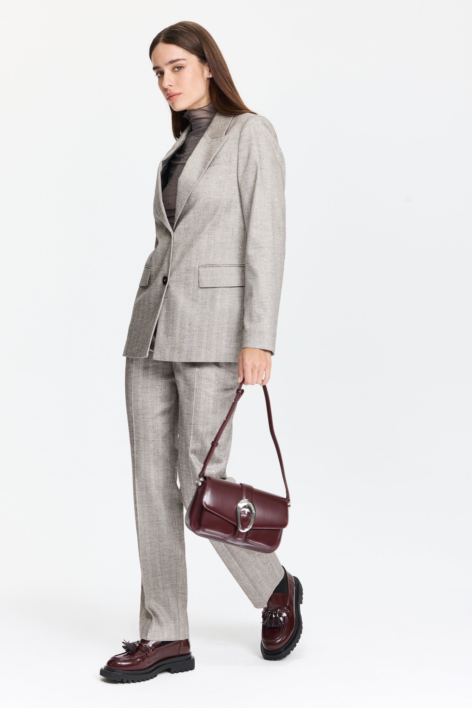 ז'קט אלגנטי בגוון פחם עם פסים דקים וגזרה מחויטת. כולל כתפיים מרופדות, כיסים דקורטיביים ונגיעה של ברקהרכב: 68% ויסקוזה, 26% פוליסאטר ממוחזר, 5% צמרהדוגמנית בגובה 1.79 ולובשת מידה 3 של מארק קיין 