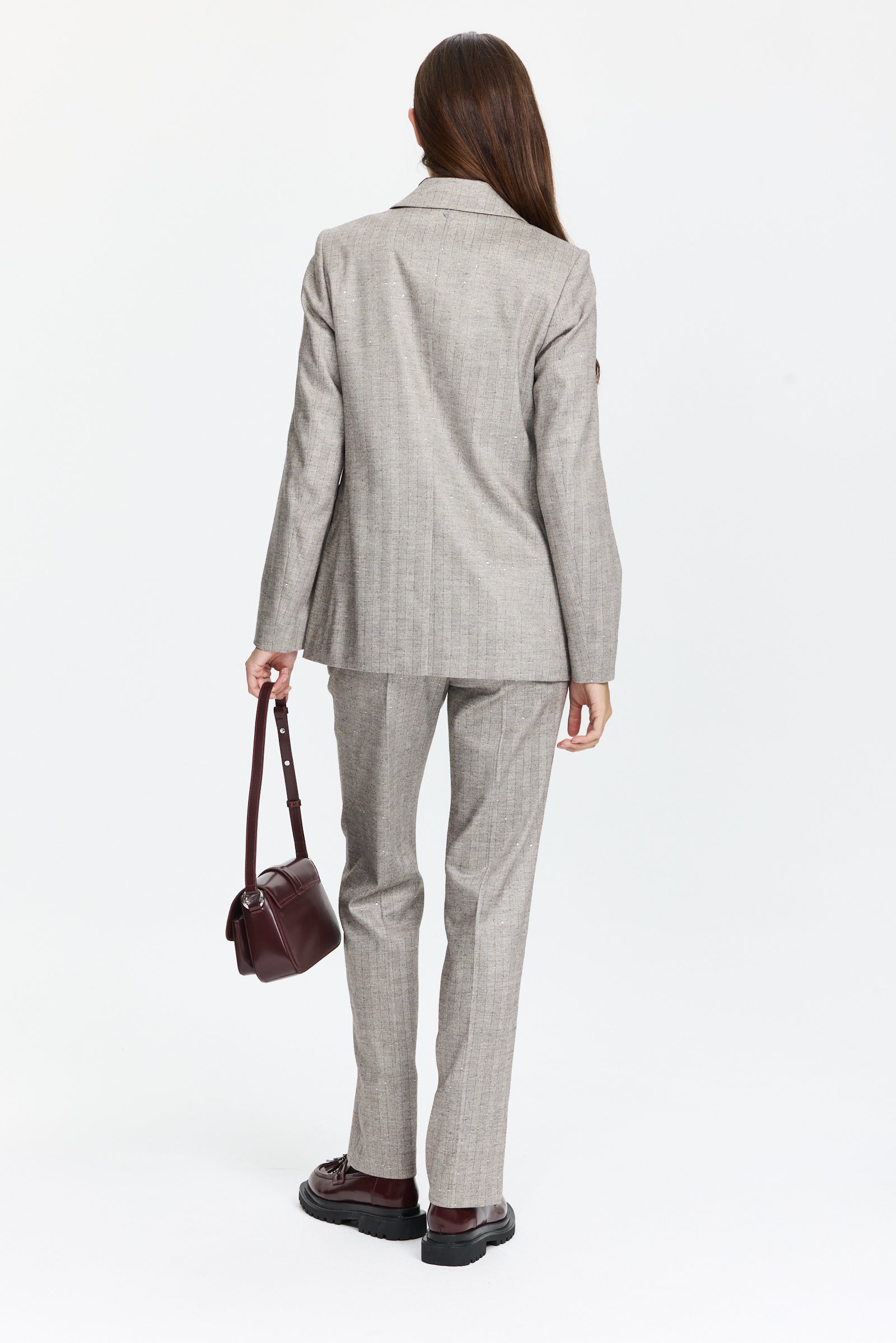 ז'קט אלגנטי בגוון פחם עם פסים דקים וגזרה מחויטת. כולל כתפיים מרופדות, כיסים דקורטיביים ונגיעה של ברקהרכב: 68% ויסקוזה, 26% פוליסאטר ממוחזר, 5% צמרהדוגמנית בגובה 1.79 ולובשת מידה 3 של מארק קיין 