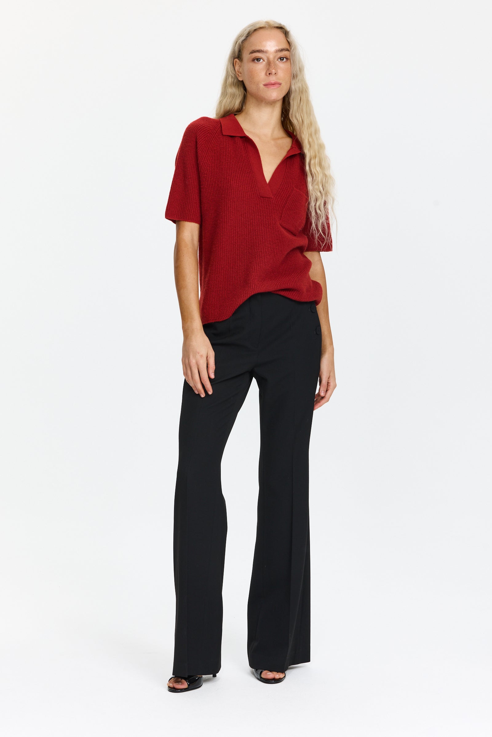 מכנסיים מחוייטים בגזרה ישרה בצבע שחור עמוק, עם כפתורים לצד הכיסיםהרכב הבד: 67% פוליאסטר, 29% ויסקוזה, 4% אלסטןהדוגמנית בגובה 1.75 ולובשת מידה 36 של Luisa Cerano