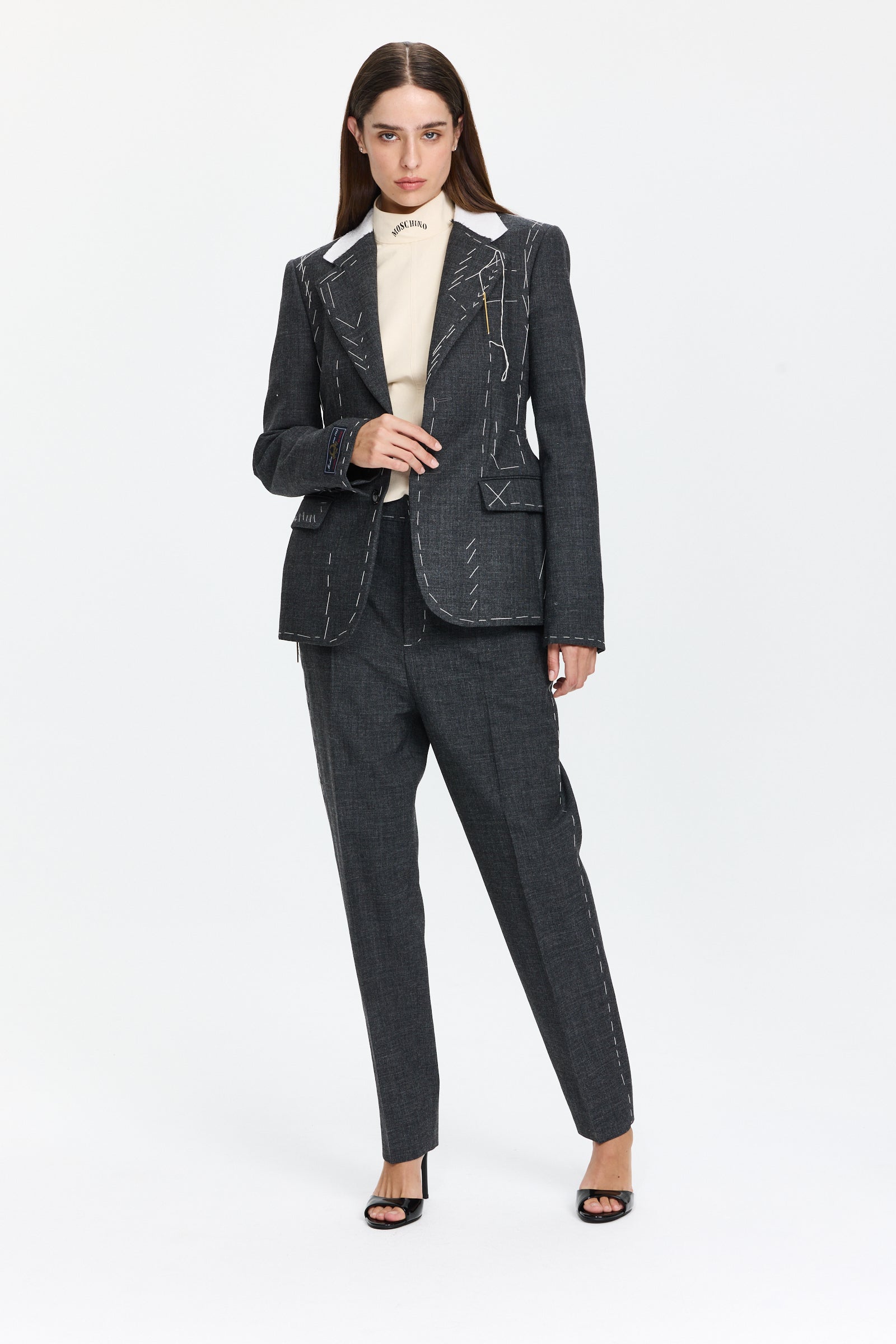 ז'קט בלייזר מחויט וקשיח, בשילוב דוגמת תפירה ומחטהרכב: 100% צמרהדוגמנית בגובה 1.75 ולובשת מידה 42 של MOSCHINO