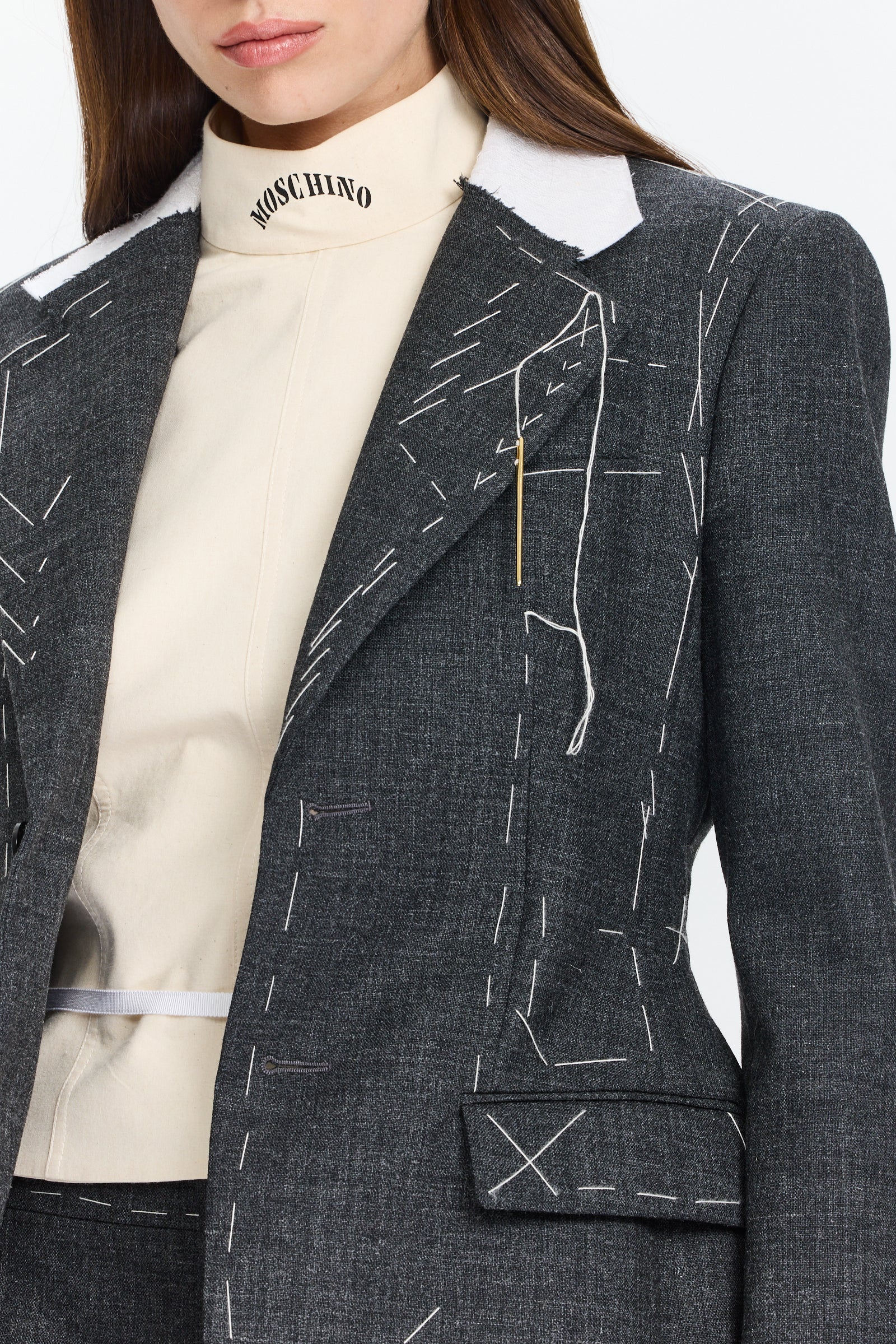 ז'קט בלייזר מחויט וקשיח, בשילוב דוגמת תפירה ומחטהרכב: 100% צמרהדוגמנית בגובה 1.75 ולובשת מידה 42 של MOSCHINO