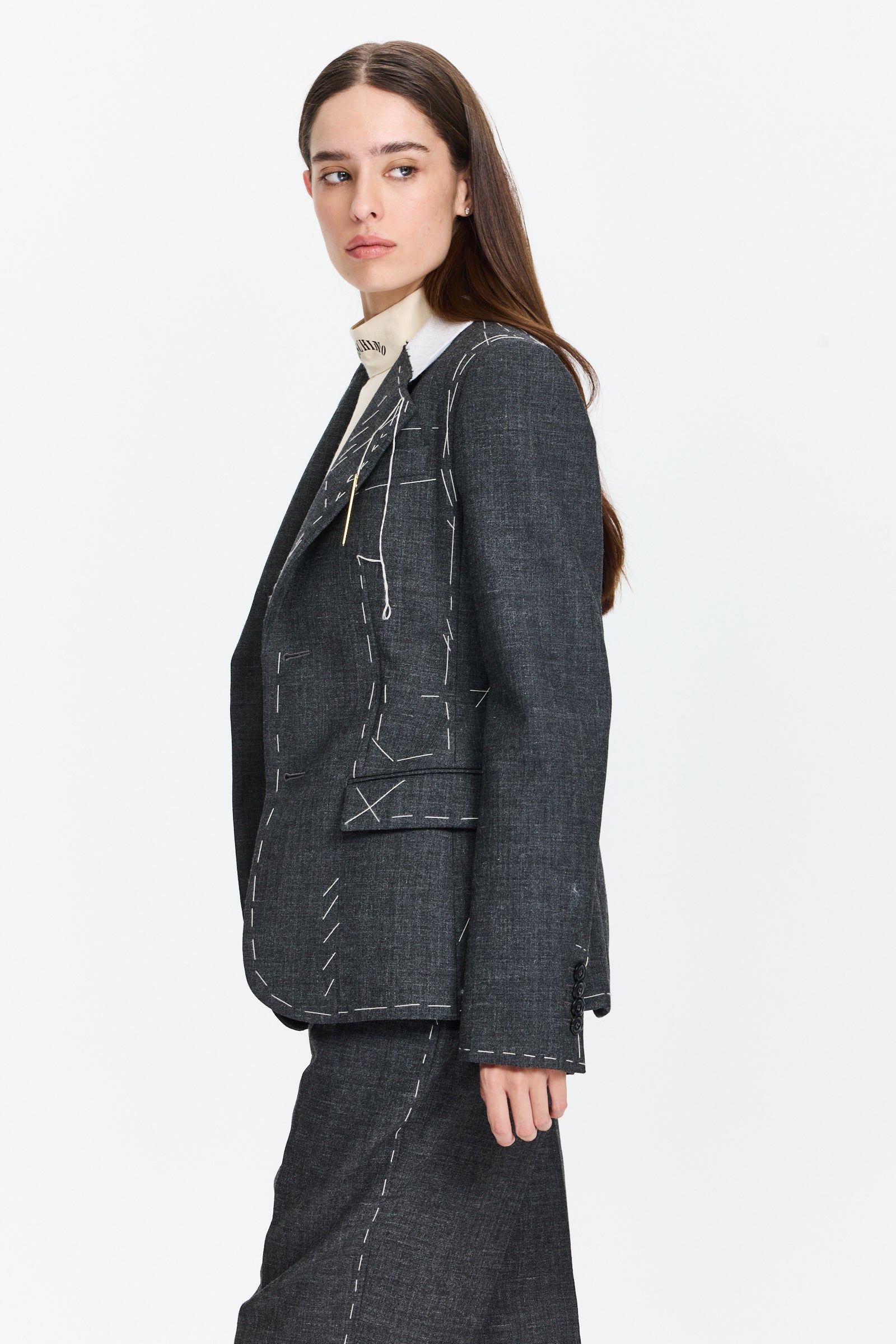 ז'קט בלייזר מחויט וקשיח, בשילוב דוגמת תפירה ומחטהרכב: 100% צמרהדוגמנית בגובה 1.75 ולובשת מידה 42 של MOSCHINO