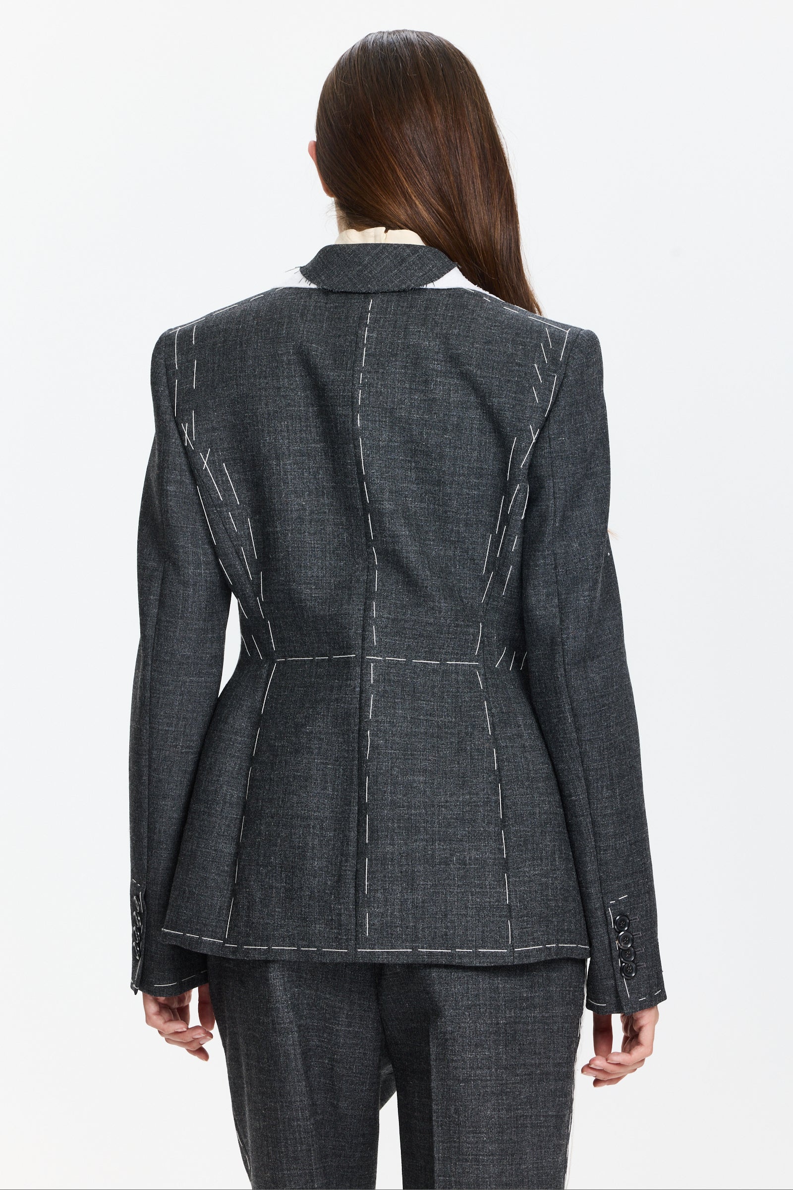 ז'קט בלייזר מחויט וקשיח, בשילוב דוגמת תפירה ומחטהרכב: 100% צמרהדוגמנית בגובה 1.75 ולובשת מידה 42 של MOSCHINO