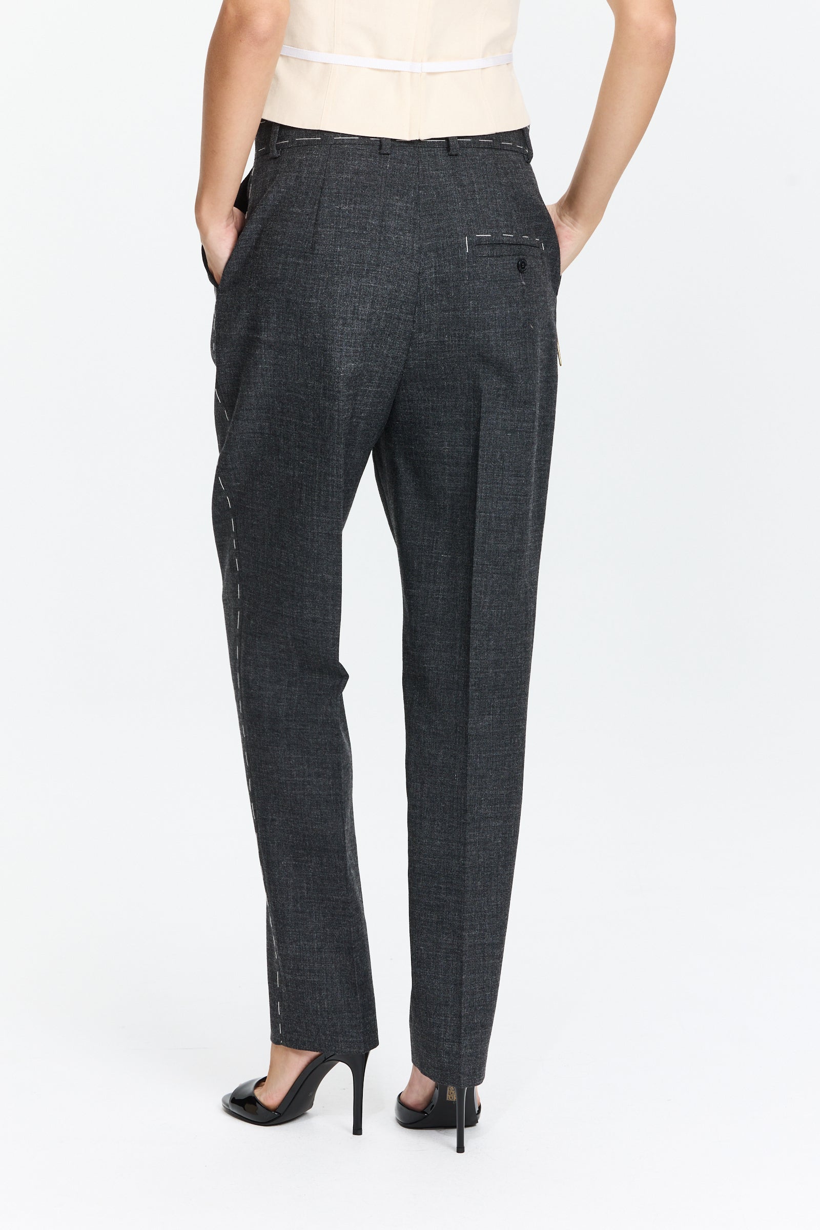 מכנסיים מחויטים בגזרה ישרה, בשילוב עיטורי דוגמת תפירההרכב: 100% צמרהדוגמנית בגובה 1.75 ולובשת מידה 42 של MOSCHINO