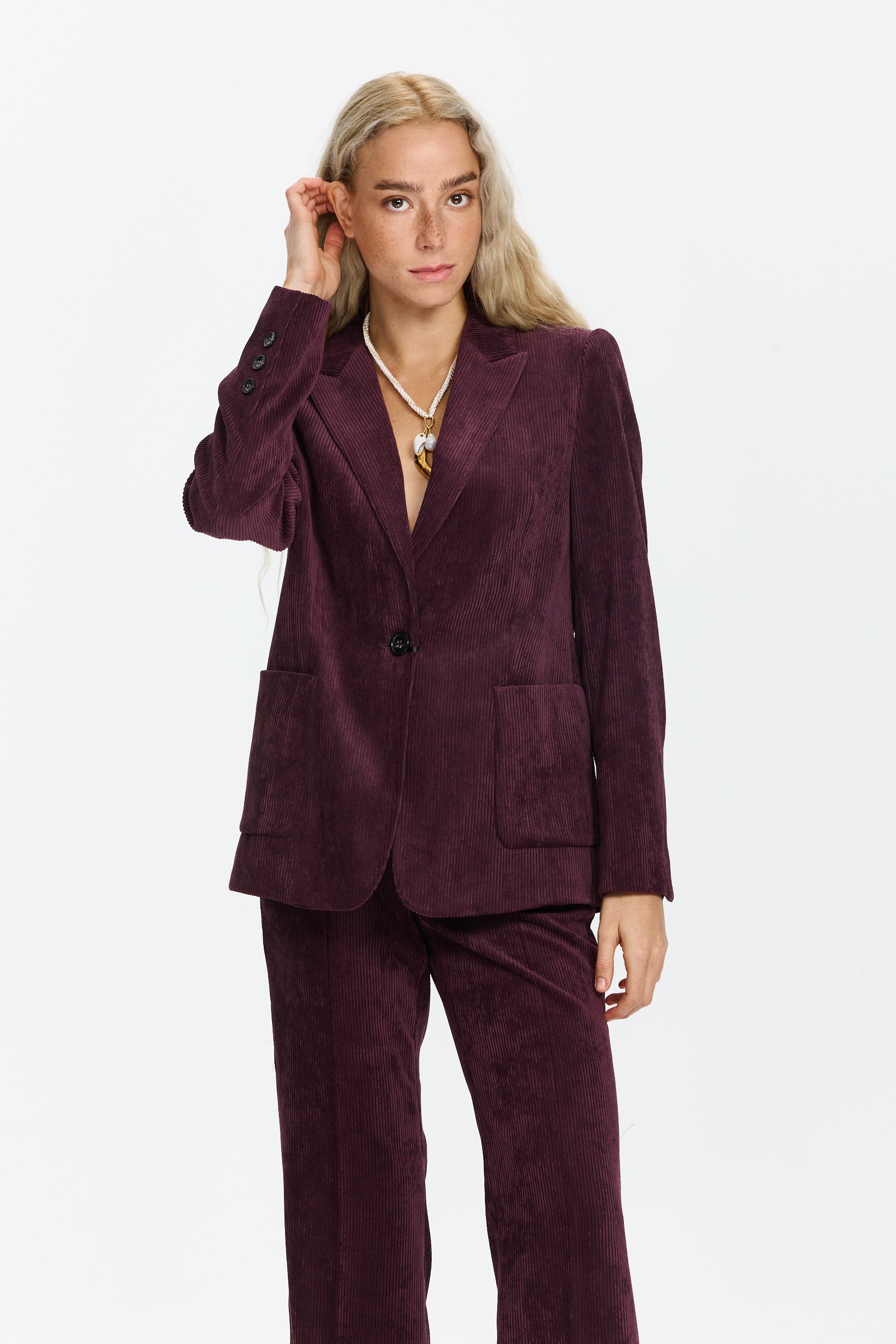 בלייזר אלגנטי בגזרה ישרה מבד קורדרויהרכב בד: 90% פוליאסטר, 8% פוליאמיד, 2% אלסטןהדוגמנית בגובה 1.75 ולובשת מידה 36 של Luisa Cerano