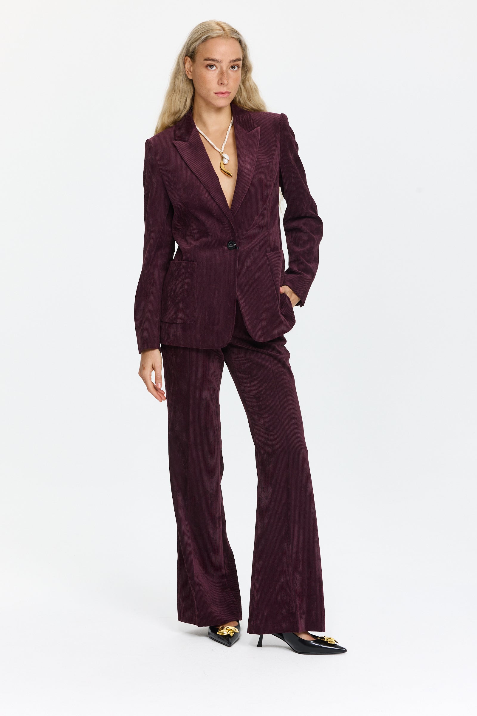 בלייזר אלגנטי בגזרה ישרה מבד קורדרויהרכב בד: 90% פוליאסטר, 8% פוליאמיד, 2% אלסטןהדוגמנית בגובה 1.75 ולובשת מידה 36 של Luisa Cerano