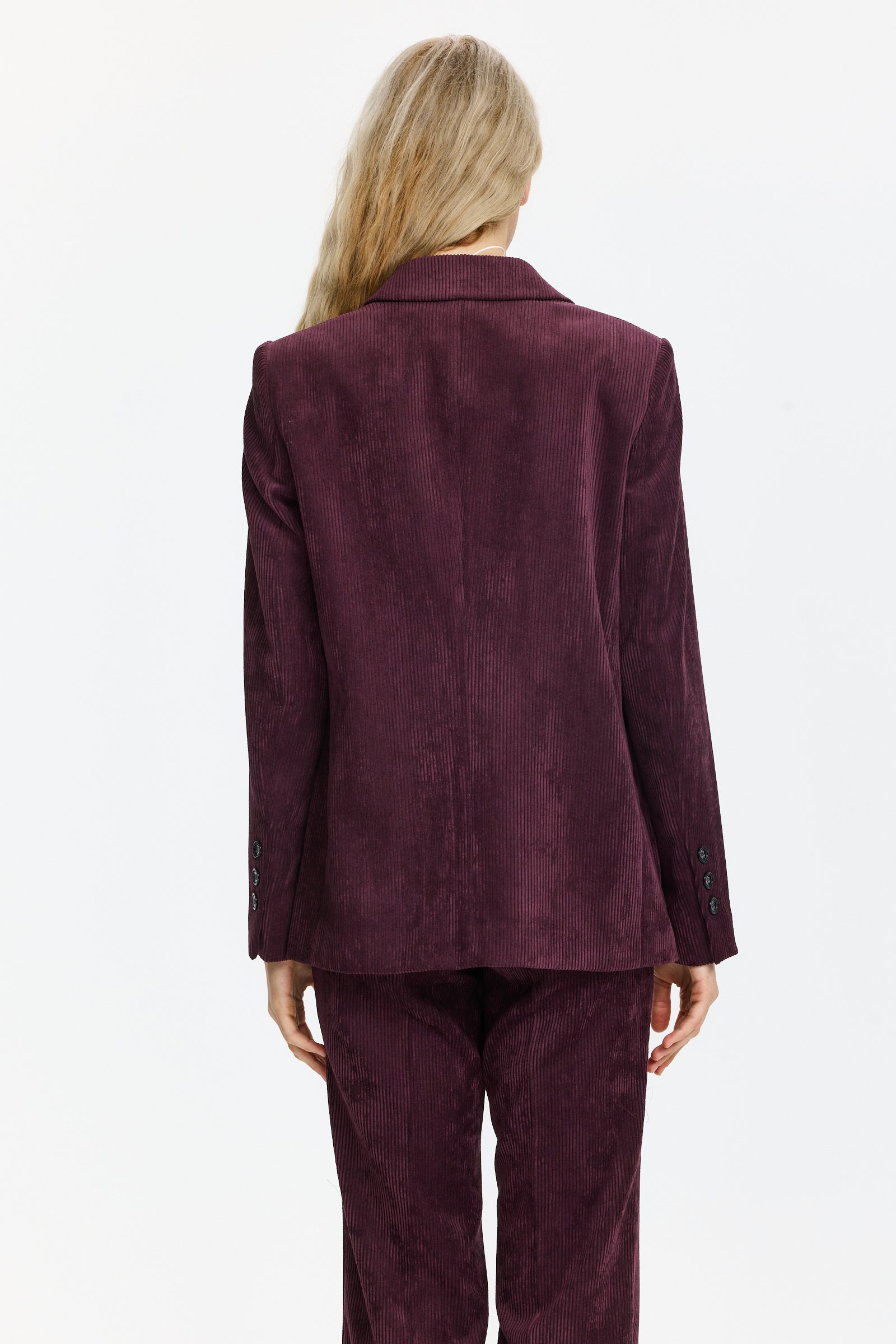 בלייזר אלגנטי בגזרה ישרה מבד קורדרויהרכב בד: 90% פוליאסטר, 8% פוליאמיד, 2% אלסטןהדוגמנית בגובה 1.75 ולובשת מידה 36 של Luisa Cerano