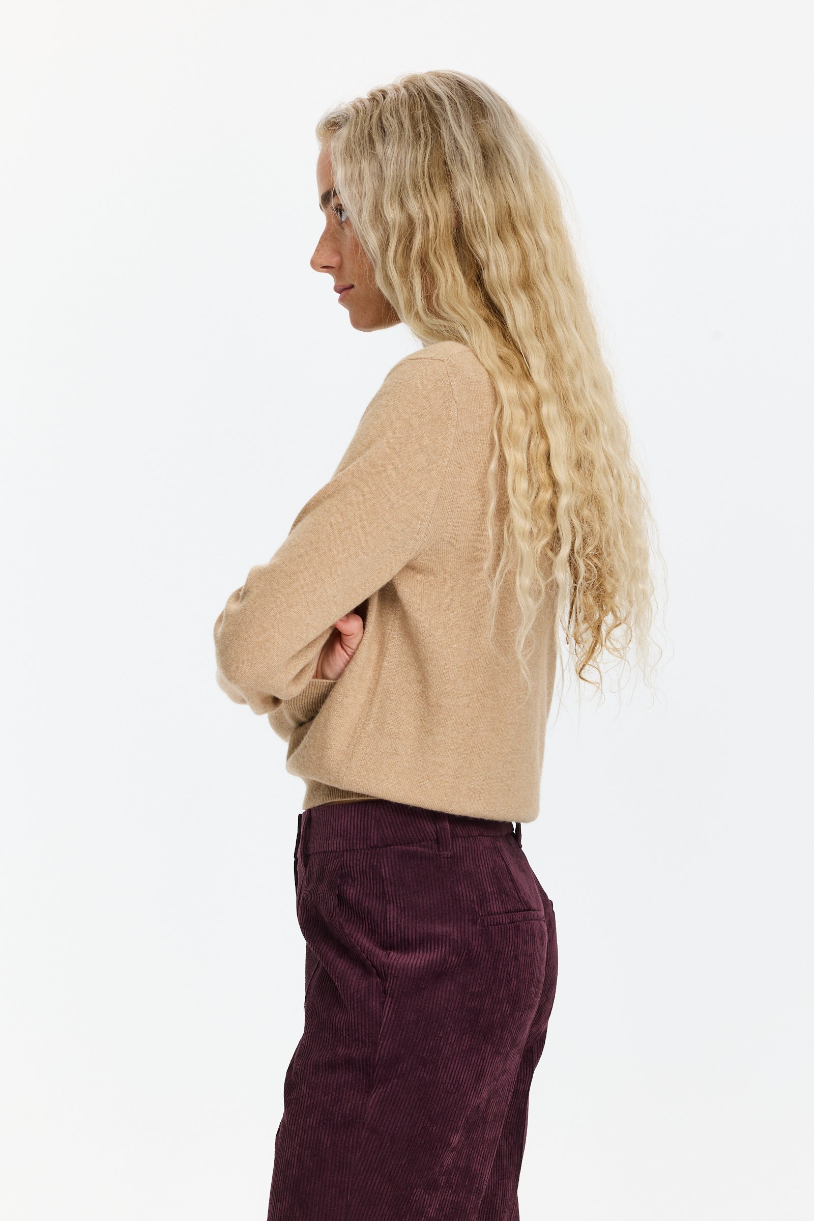 סריג חלק בגזרה ישרה, עם עיטור לוגוהרכב: 70% צמר בתולי, 30% משיהדוגמנית בגובה 1.75 ולובשת מידה 42 של MOSCHINO