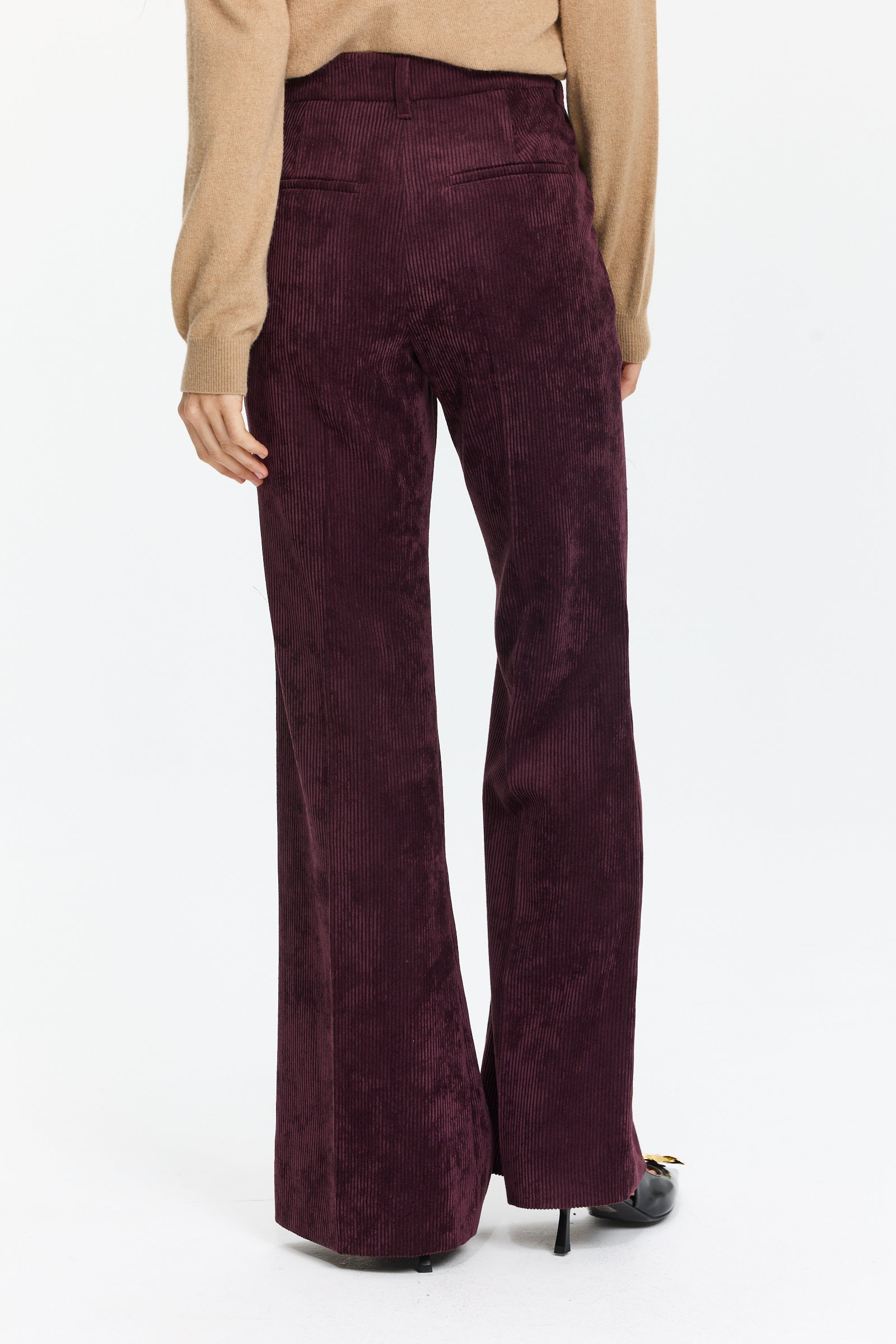 מכנסיים אלגנטיים בגזרה ישרה מבד קורדרוי, עם כיסים צדדייםהרכב: 90% פוליאסטר, 8% פוליאמיד, 2% אלסטןהדוגמנית בגובה 1.75 ולובשת מידה 36 של Luisa Cerano