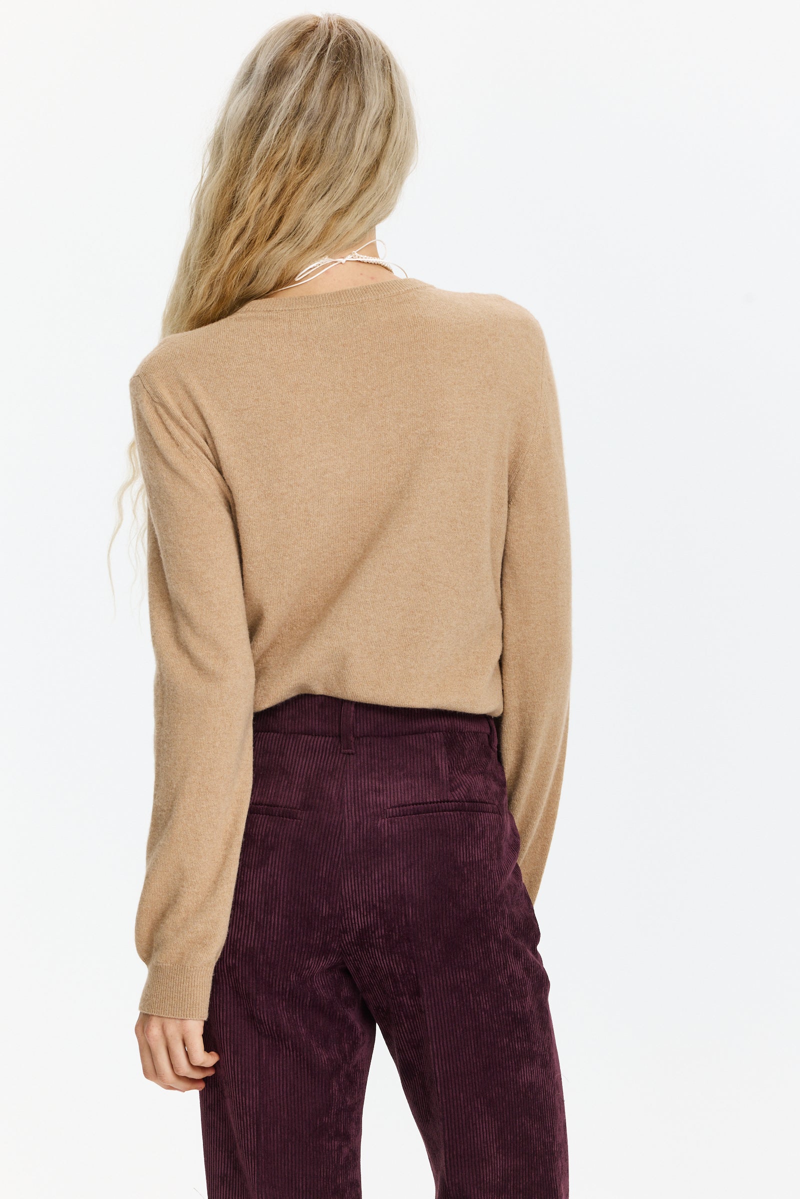 סריג חלק בגזרה ישרה, עם עיטור לוגוהרכב: 70% צמר בתולי, 30% משיהדוגמנית בגובה 1.75 ולובשת מידה 42 של MOSCHINO