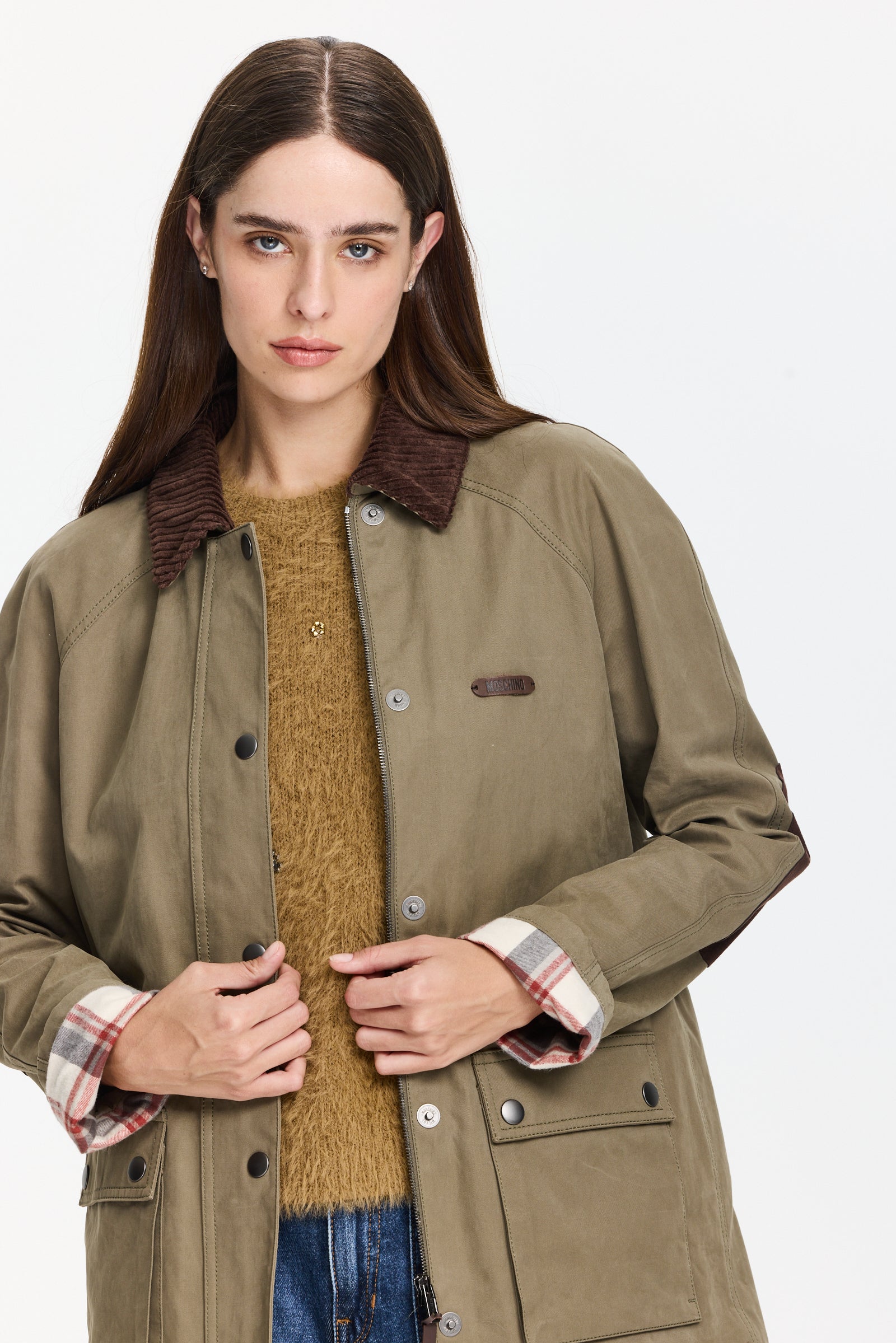 ז'קט אוברסייז עם צווארון קורדרוי וכיסים קדמייםהרכב: 100% כותנההדוגמנית בגובה 1.75 ולובשת מידה 38 של MOSCHINO