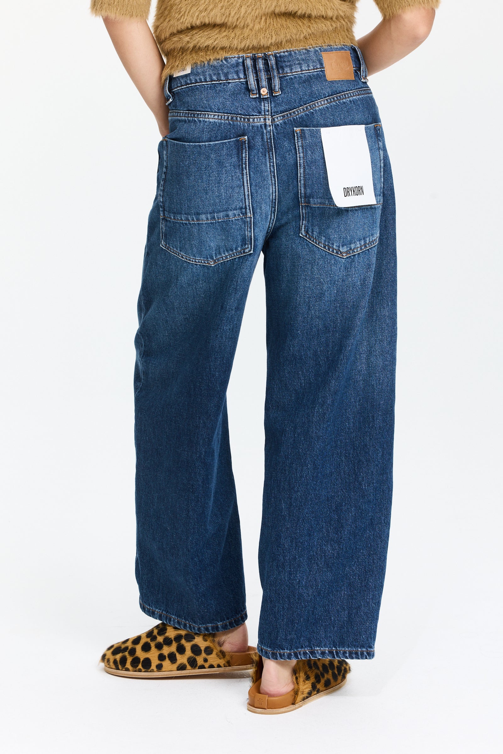 מכנסיי ג'ינס בגזרה רחבה עם כיסים קדמיים גדוליםהרכב: 100% כותנההדוגמנית בגובה 1.75 ולובשת מידה 27 של DryKorn