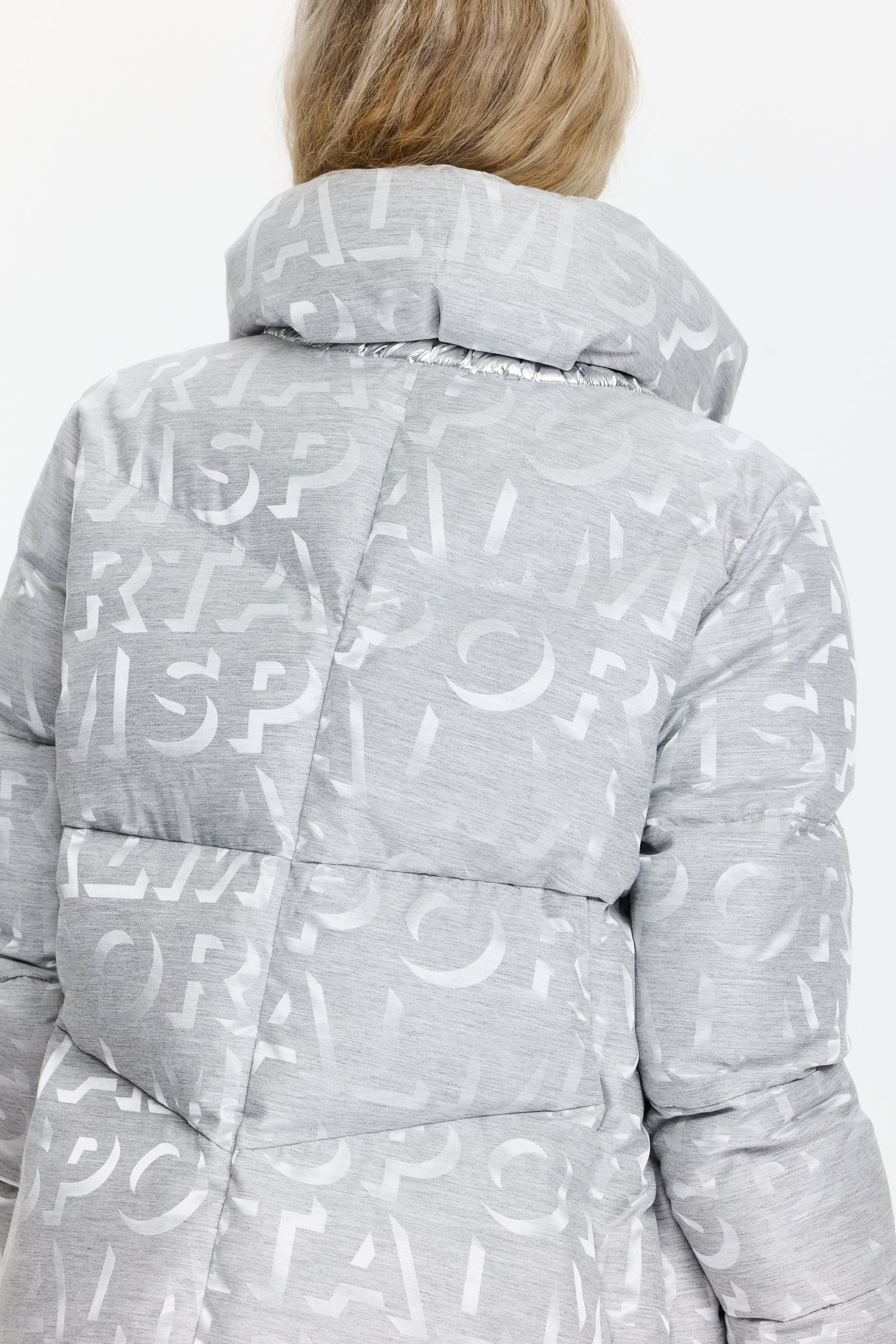 מעיל נוצות בעיצוב ג’קארד עם צווארון גבוה מרופד, סגירת רוכסן כפולה וכיסים צדדייםהרכב בד: בד ג’קארד משולב ניילון, מילוי נוצותהדוגמנית בגובה 1.75 ולובשת מידה 36 של Sportalm