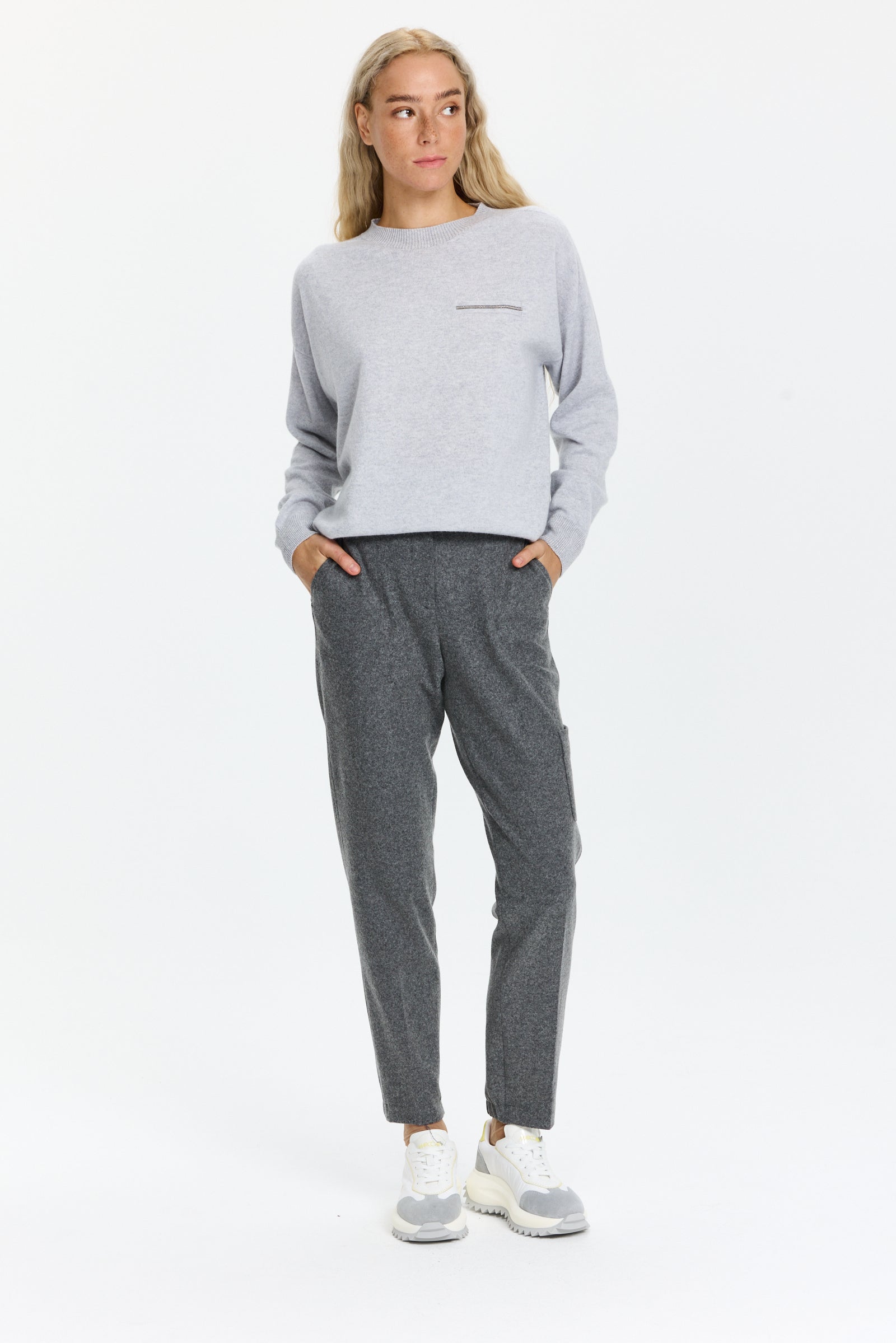 סריג נעים ומחמם בגזרה ישרה עם עיטור בחזיתהרכב הבד: 97% קשמיר, 2% ויסקוזה, 1% סיבי מתכתהדוגמנית בגובה 1.75 ולובשת מידה 42 של Peserico