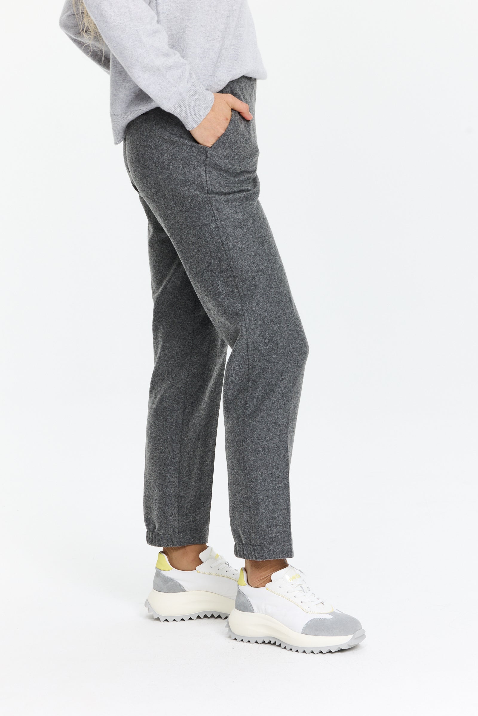 מכנסיים עם כיסים וגומי בכף הרגל, בגזרה נוחה ואלגנטיתהרכב בד: 58% צמר, 39% פוליאמיד, 3% אלסטןהדוגמנית בגובה 1.75 ולובשת מידה 36 של Luisa Cerano