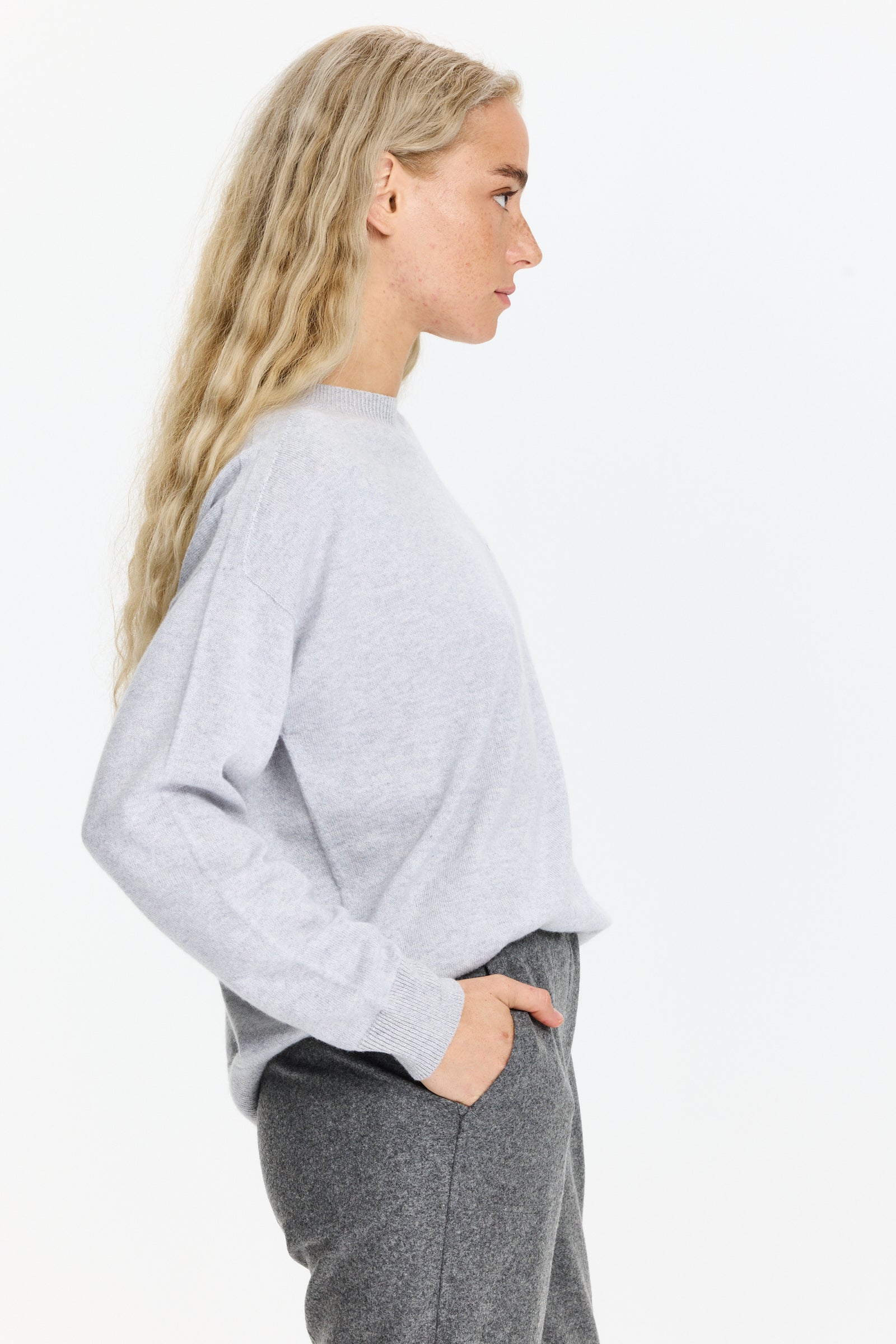 סריג נעים ומחמם בגזרה ישרה עם עיטור בחזיתהרכב הבד: 97% קשמיר, 2% ויסקוזה, 1% סיבי מתכתהדוגמנית בגובה 1.75 ולובשת מידה 42 של Peserico