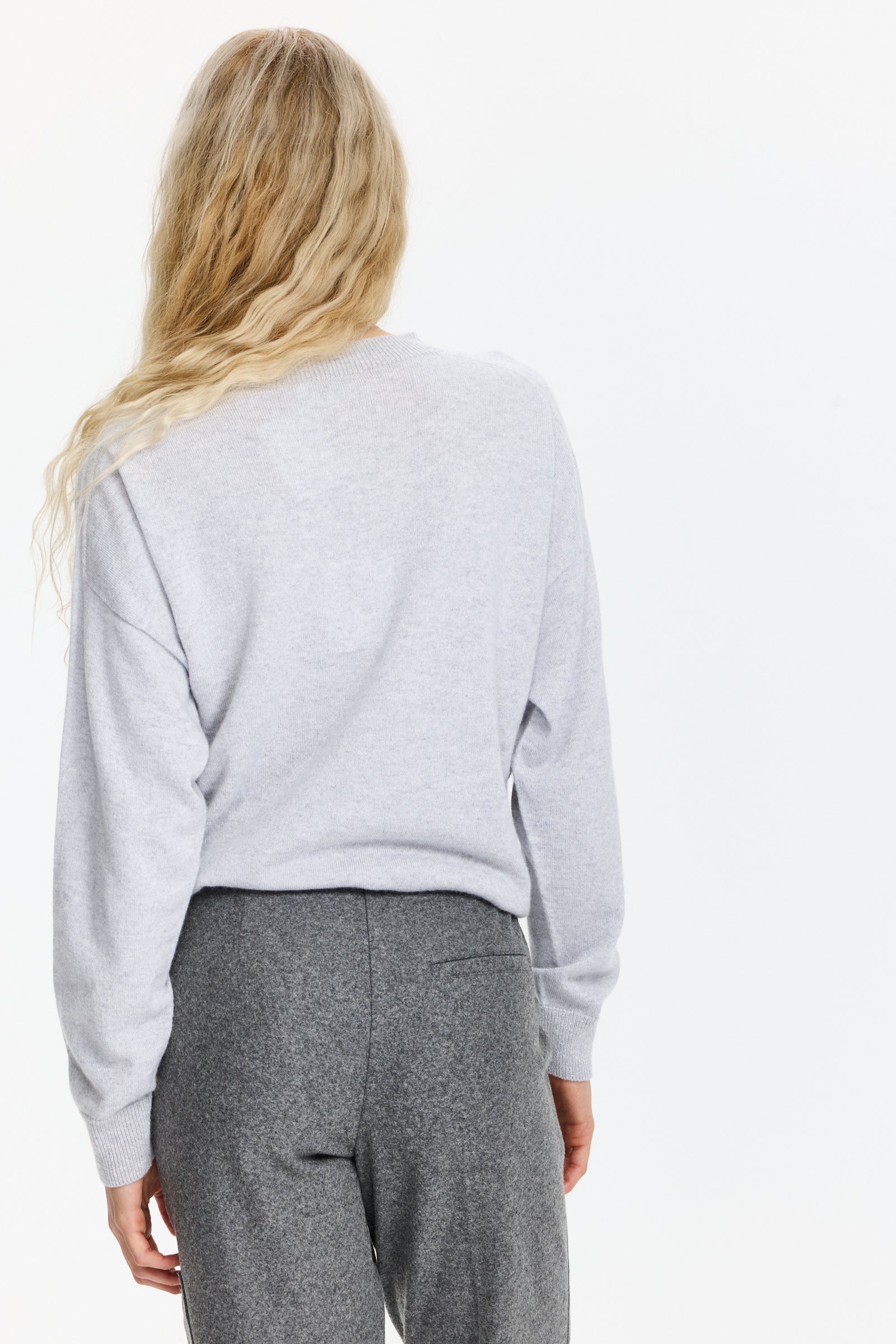 סריג נעים ומחמם בגזרה ישרה עם עיטור בחזיתהרכב הבד: 97% קשמיר, 2% ויסקוזה, 1% סיבי מתכתהדוגמנית בגובה 1.75 ולובשת מידה 42 של Peserico