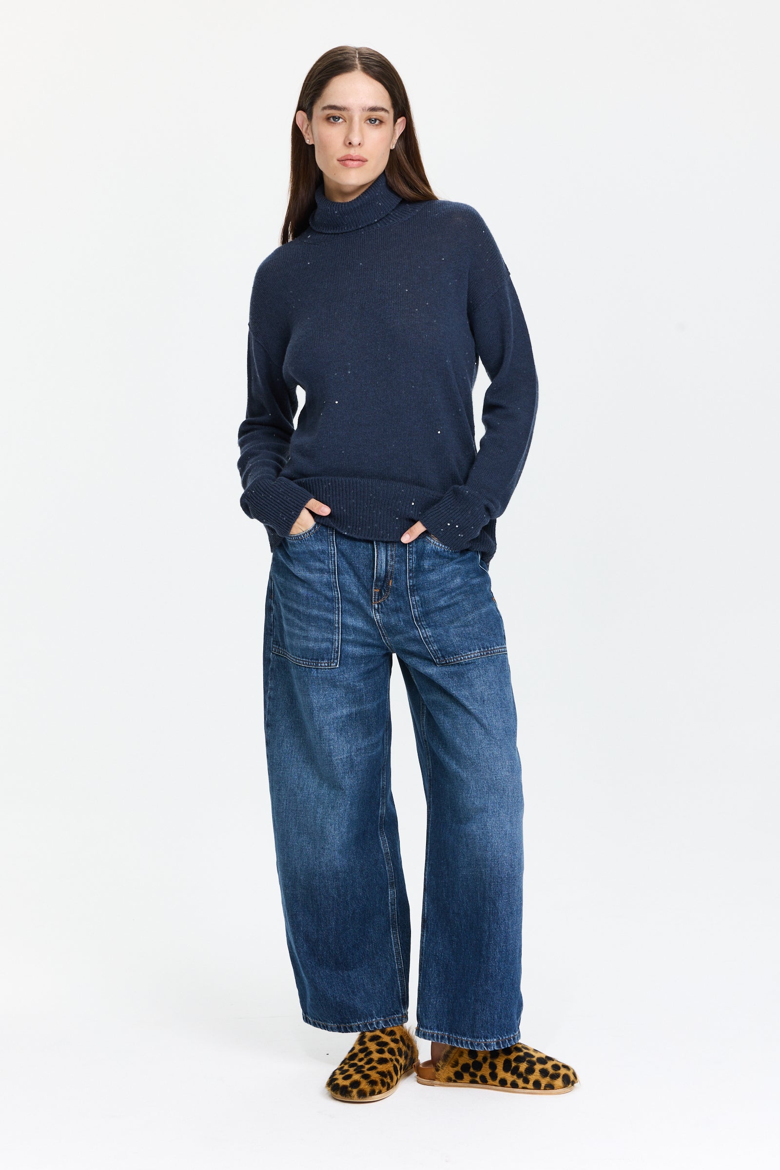 סריג גולף עם פייאטים עבה ומחמם בגזרה רחבה  הרכב הבד: 84% צמר בתולי, 7% קשמיר, 6% משי, 3% פוליאמידהדוגמנית בגובה 1.75 ולובשת מידה 42 של Lorena Antoniazzi