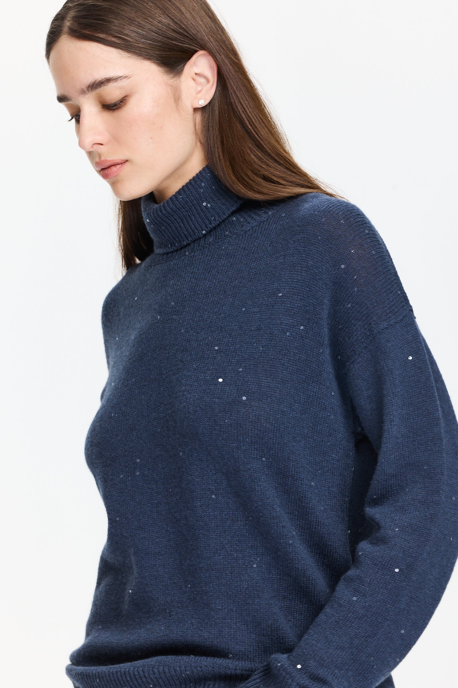 סריג גולף עם פייאטים עבה ומחמם בגזרה רחבה  הרכב הבד: 84% צמר בתולי, 7% קשמיר, 6% משי, 3% פוליאמידהדוגמנית בגובה 1.75 ולובשת מידה 42 של Lorena Antoniazzi