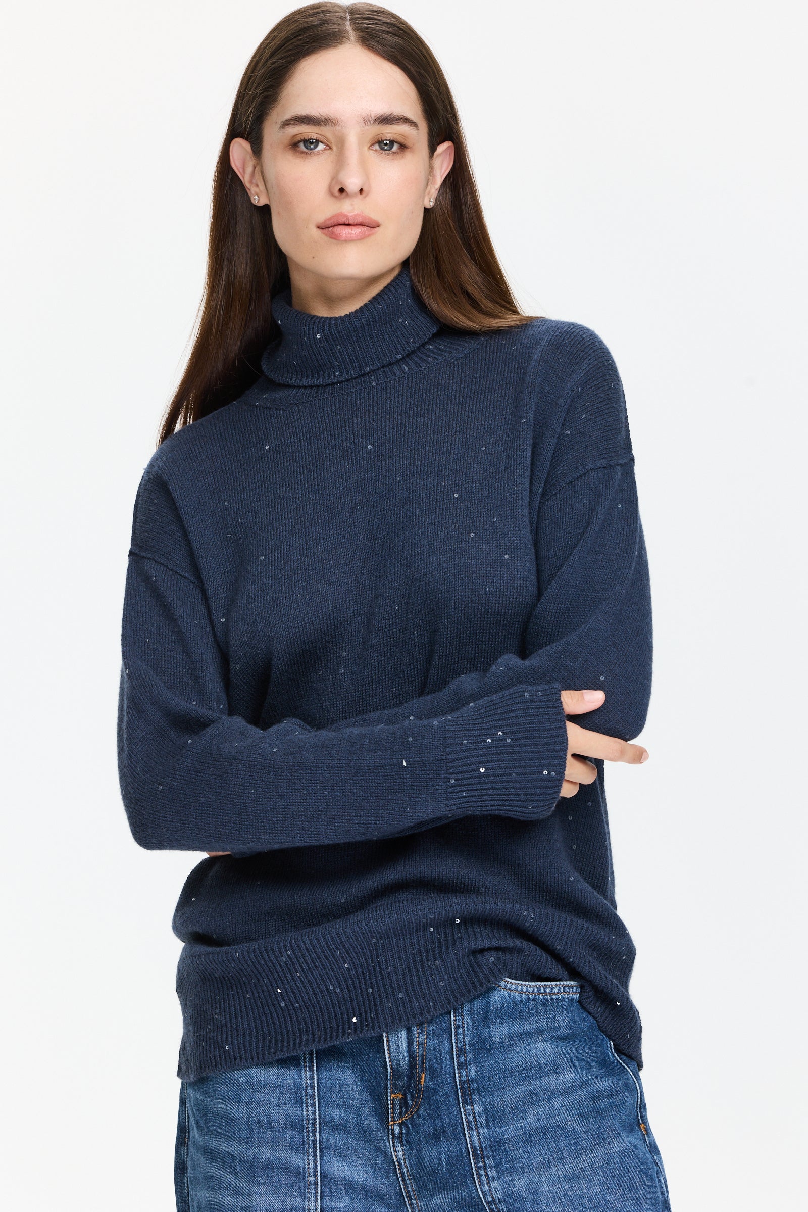 סריג גולף עם פייאטים עבה ומחמם בגזרה רחבה  הרכב הבד: 84% צמר בתולי, 7% קשמיר, 6% משי, 3% פוליאמידהדוגמנית בגובה 1.75 ולובשת מידה 42 של Lorena Antoniazzi