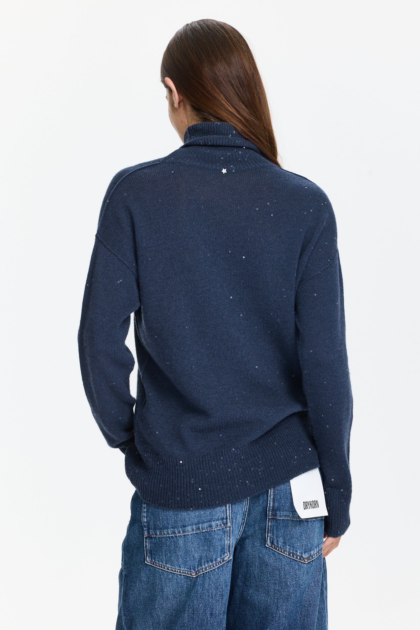 סריג גולף עם פייאטים עבה ומחמם בגזרה רחבה  הרכב הבד: 84% צמר בתולי, 7% קשמיר, 6% משי, 3% פוליאמידהדוגמנית בגובה 1.75 ולובשת מידה 42 של Lorena Antoniazzi