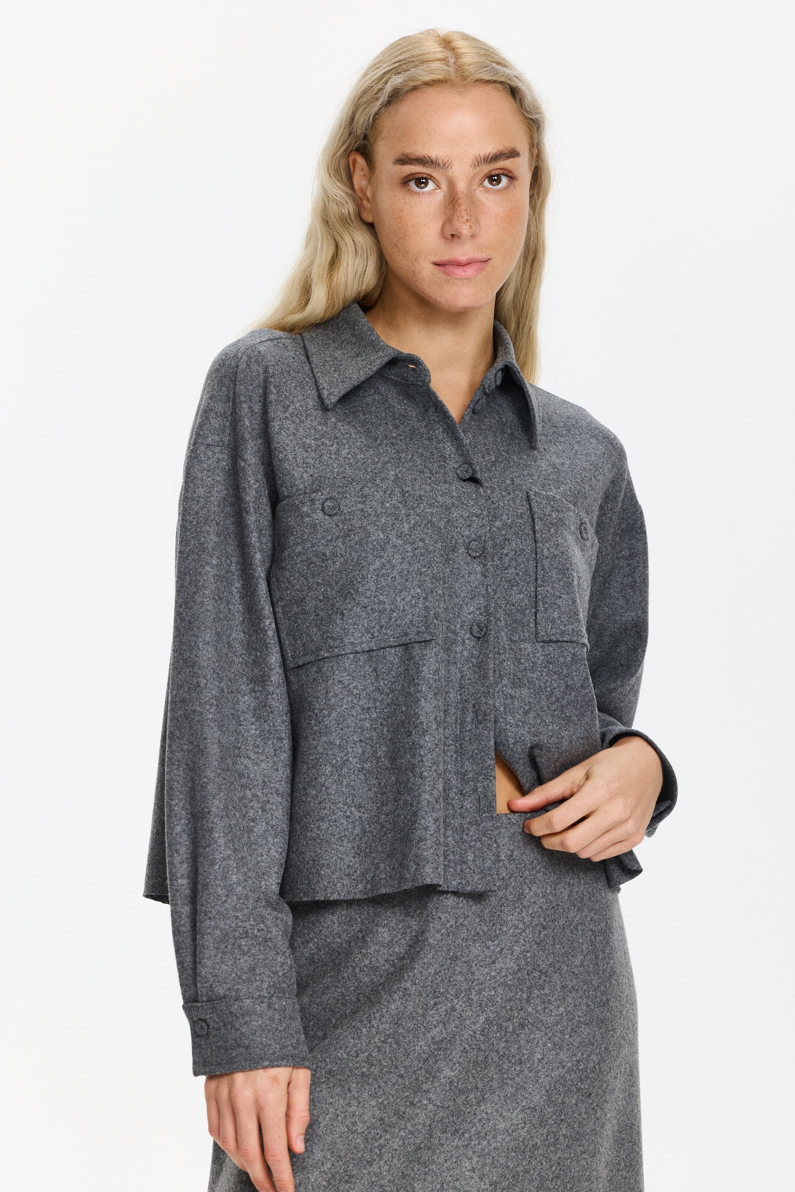 חולצה מכופתרת עם כיסים בחזה וצווארון קלאסיהרכב בד: 58% צמר, 39% פוליאמיד, 3% אלסטןהדוגמנית בגובה 1.75 ולובשת מידה 38 של Luisa Cerano