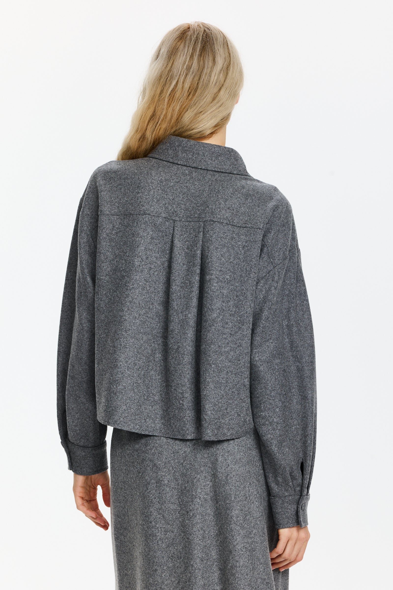 חולצה מכופתרת עם כיסים בחזה וצווארון קלאסיהרכב בד: 58% צמר, 39% פוליאמיד, 3% אלסטןהדוגמנית בגובה 1.75 ולובשת מידה 38 של Luisa Cerano