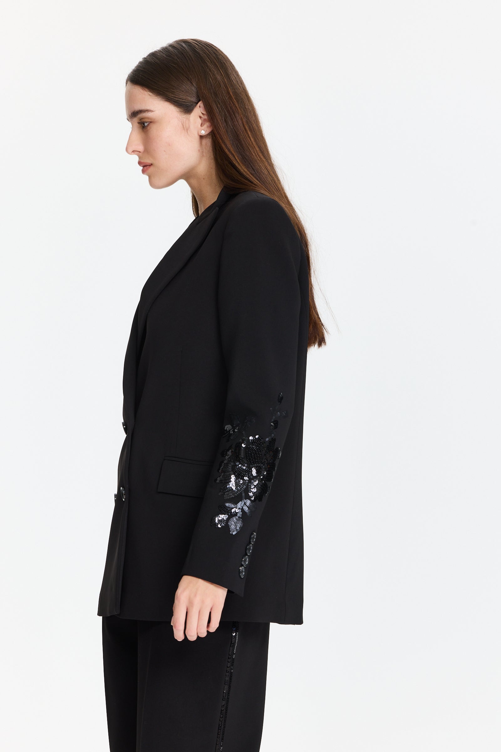 ז’קט בלייזר בצבע שחור עם פאייטים בשרווליםכולל כיסים צדדיים ומראה אלגנטיהרכב בד: 94% פוליאסטר, 6% אלסטןהדוגמנית בגובה 1.75 ולובשת מידה 42 של Ermanno Scervino