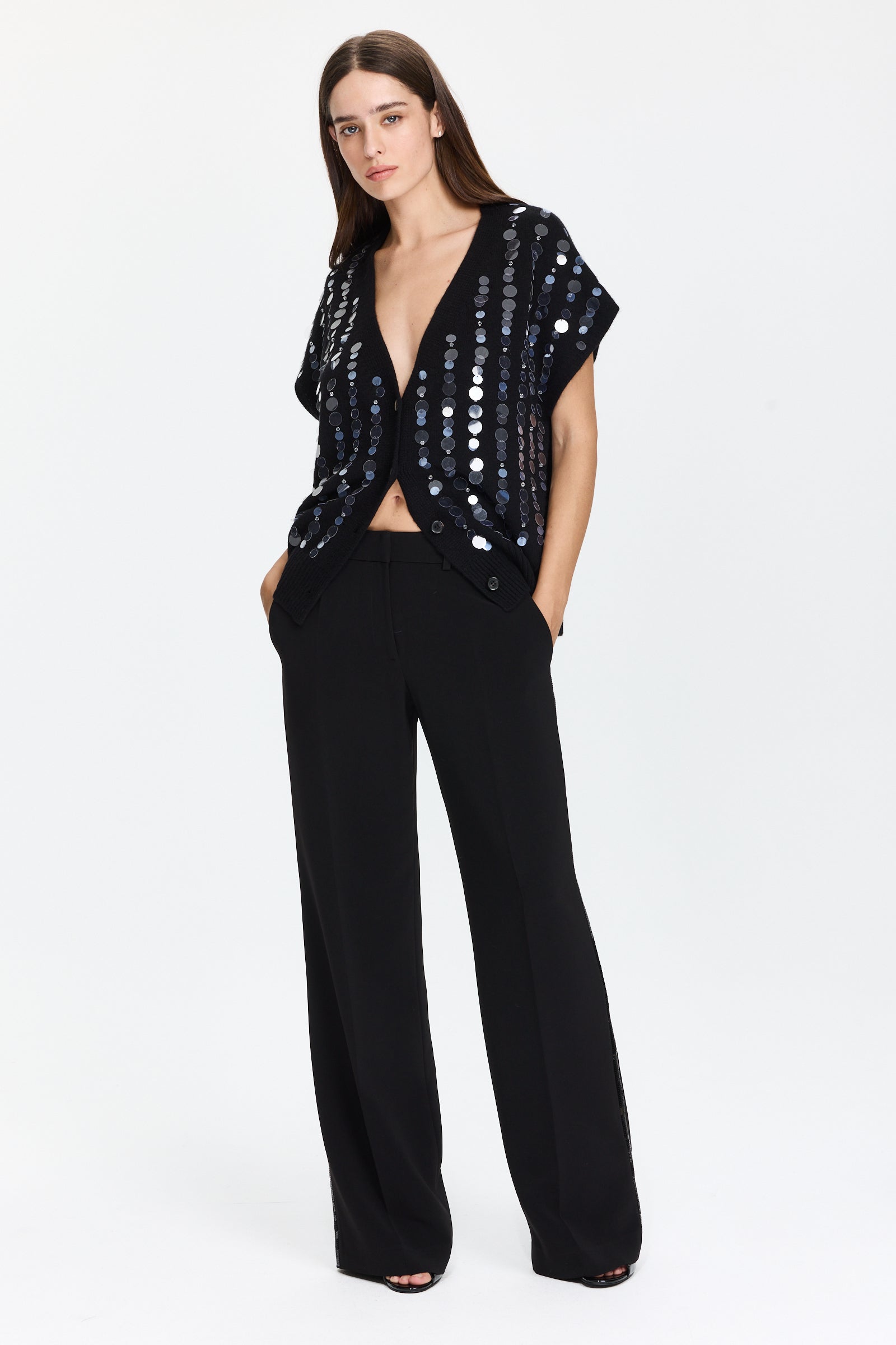 ווסט סרוג עם פייאטים בגזרה רחבה, עם סגירת כפתוריםהדוגמנית בגובה 1.75 ולובשת מידה 42 של Lorena Antoniazzi