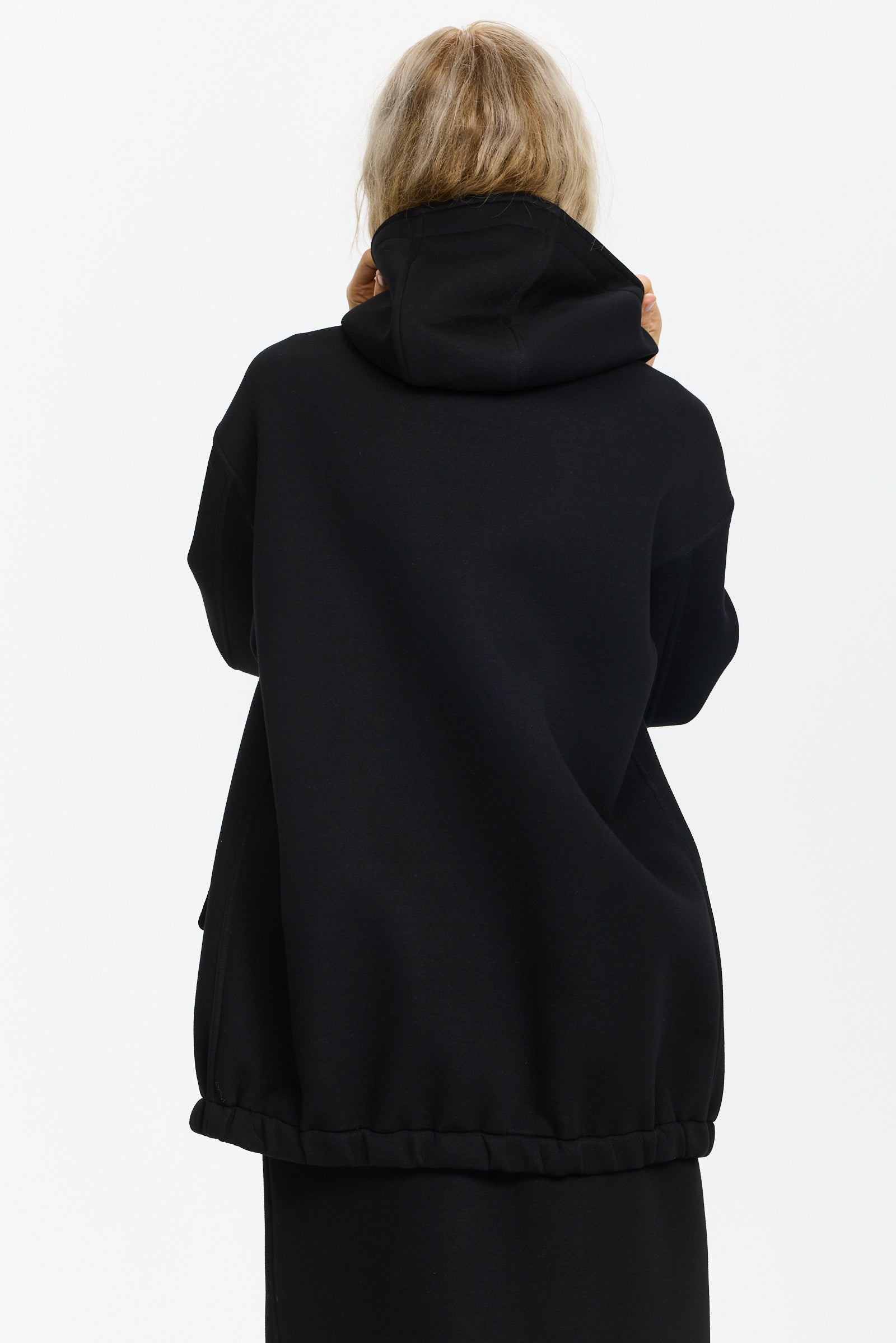 ז'קט שחור בסגנון סקובה עם קפוצ'ון, סגירה קדמית ברוכסן כפול ושני כיסים קדמיים עם סגירה בדשהרכב בד: 100% ויסקוזההדוגמנית בגובה 1.75 ולובשת מידה 38 של Plan C