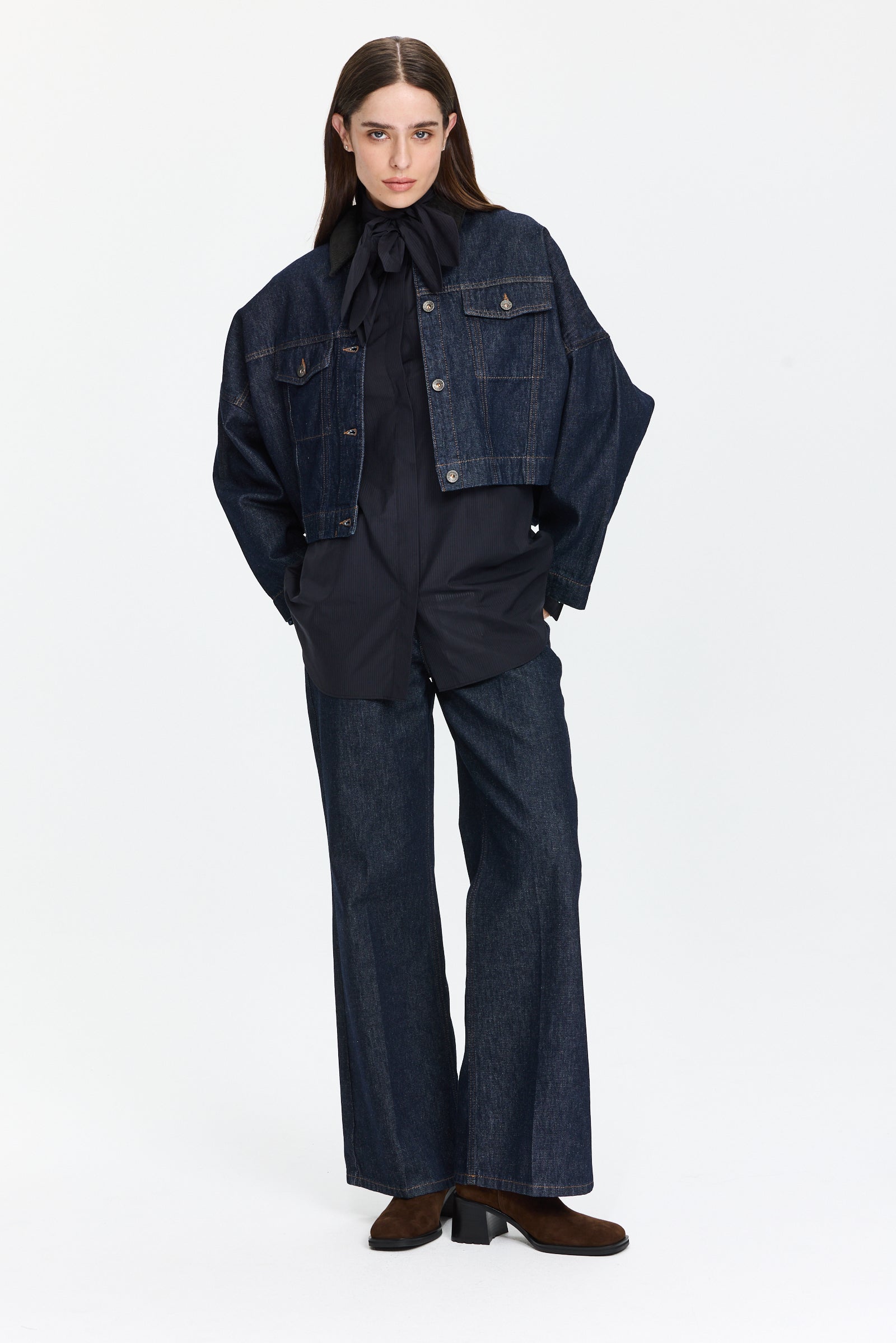 ז'קט דנים קצר בגזרה רחבה, עם צווארון קורדרויהרכב: 100% כותנההדוגמנית בגובה 1.75 ולובשת מידה 38 של DRYKORN